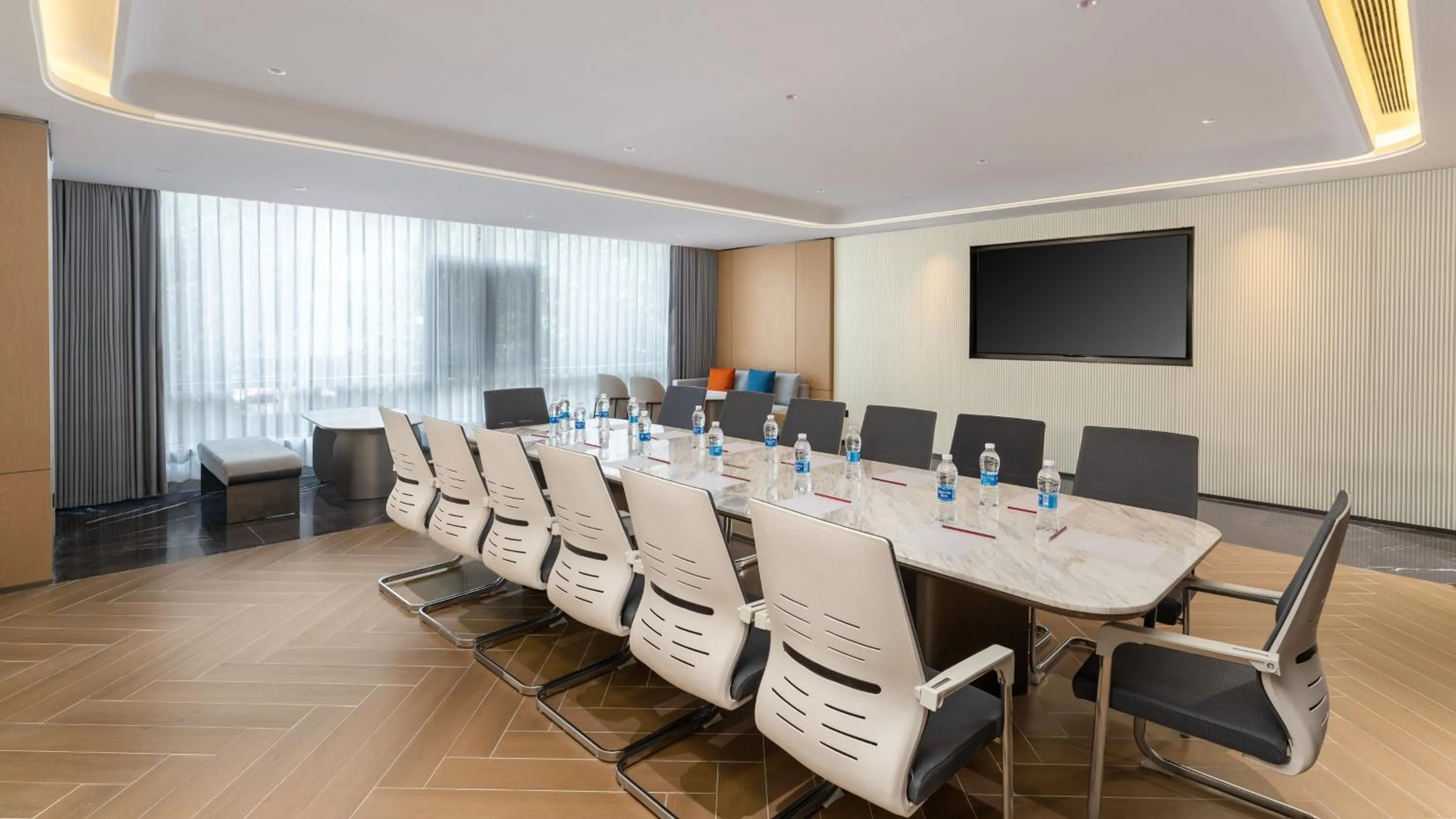 Meeting/conference room in Holiday Inn Express Lijiang Ancient Town by IHG