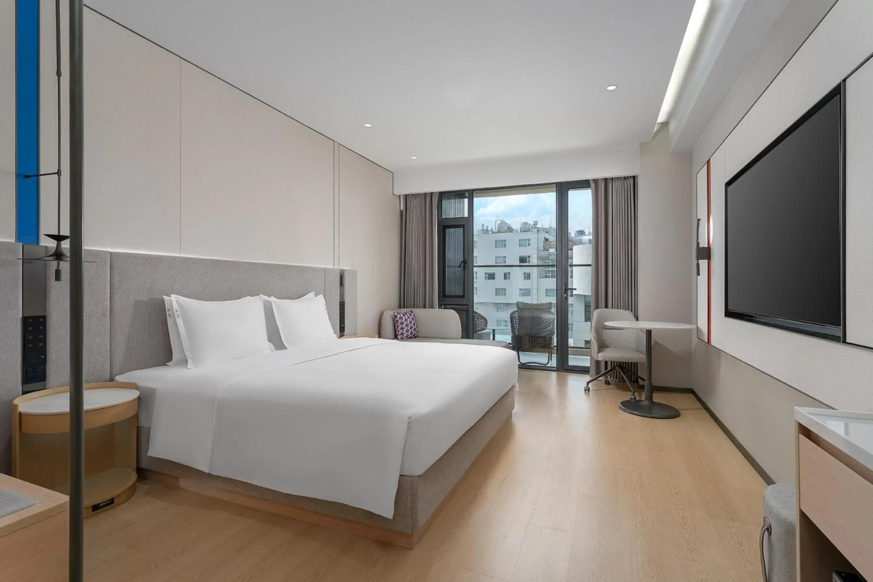 Standard King Room with Balcony in Holiday Inn Express Lijiang Ancient Town by IHG Standard King Room with Balcony in Holiday Inn Express Lijiang Ancient Town by IHG