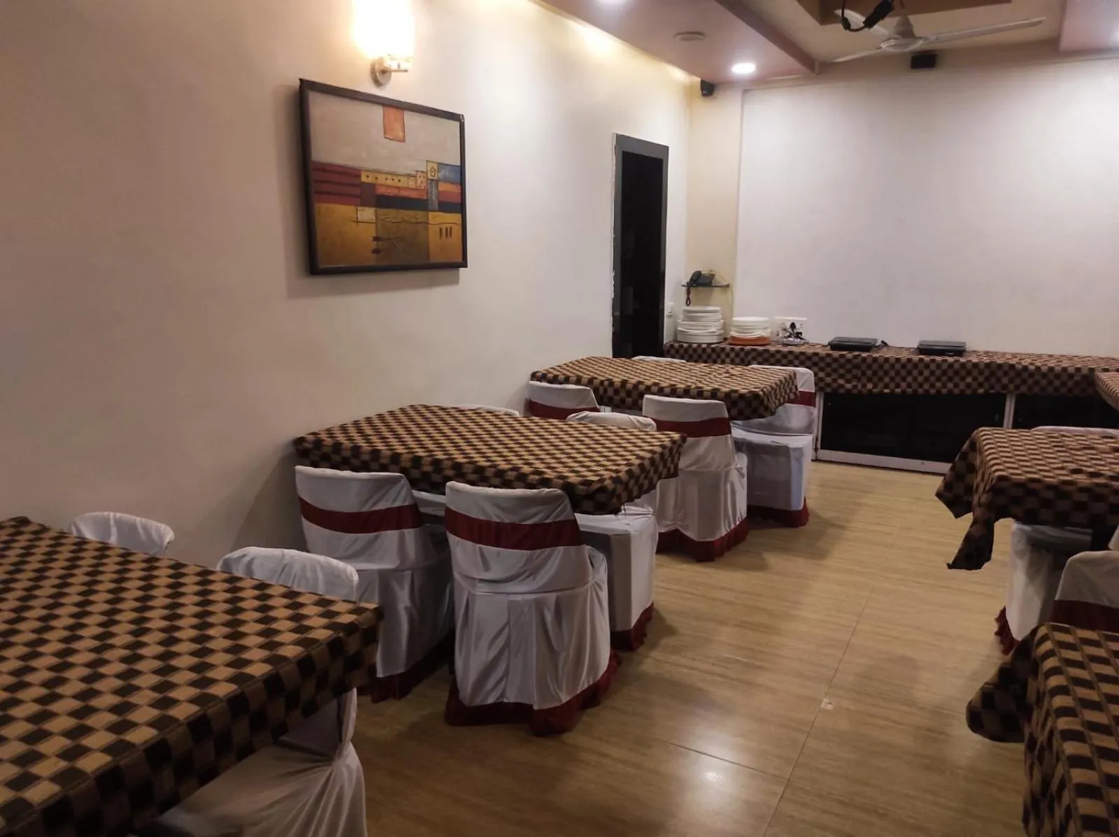 Restaurant/places to eat in Hotel Vaishnavi