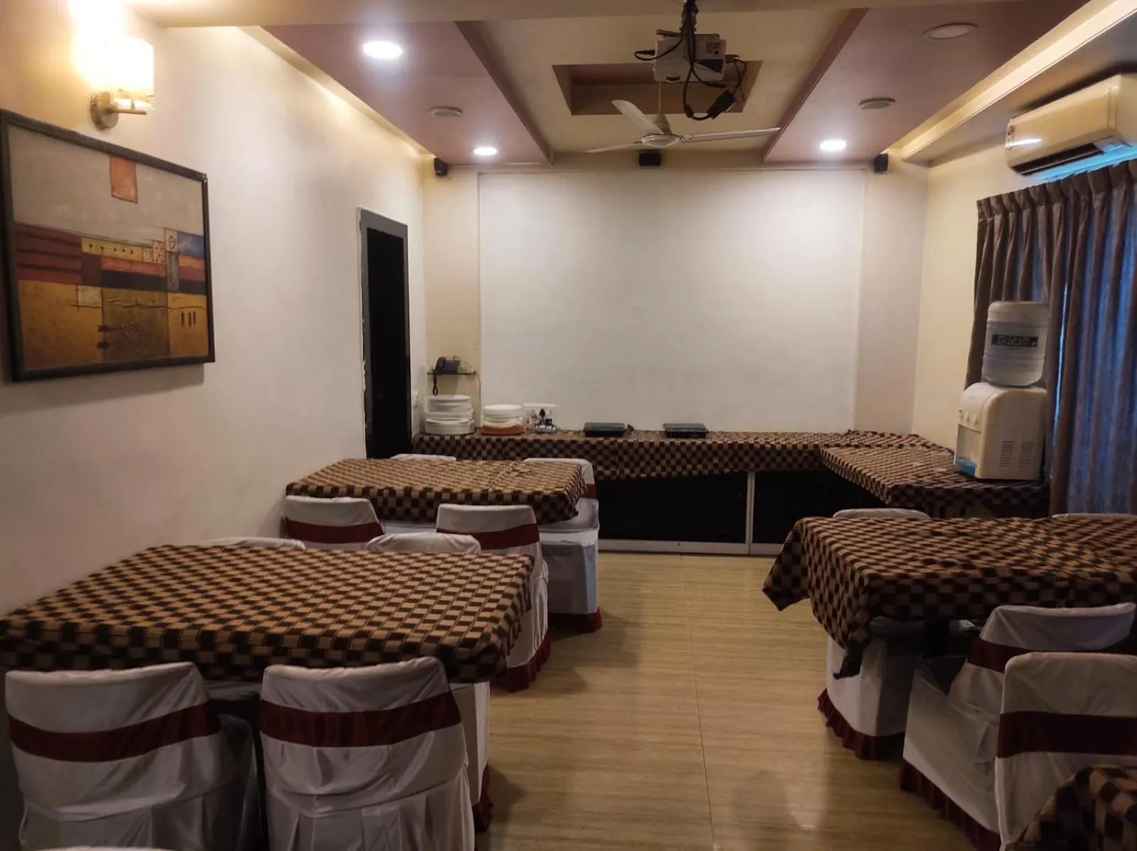 Restaurant/places to eat in Hotel Vaishnavi