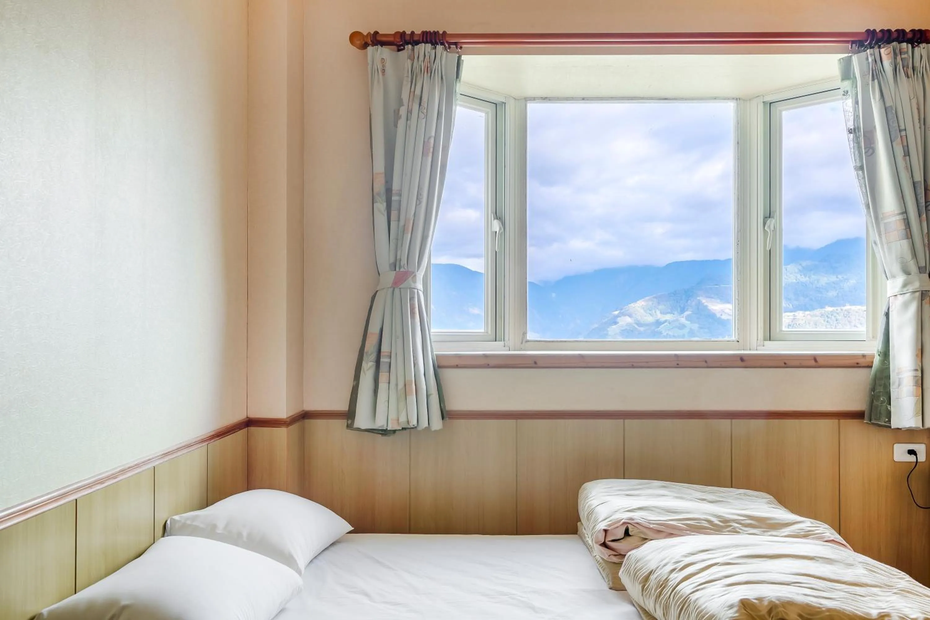 Mountain view, Bed in Chingjing New Paradise B&B