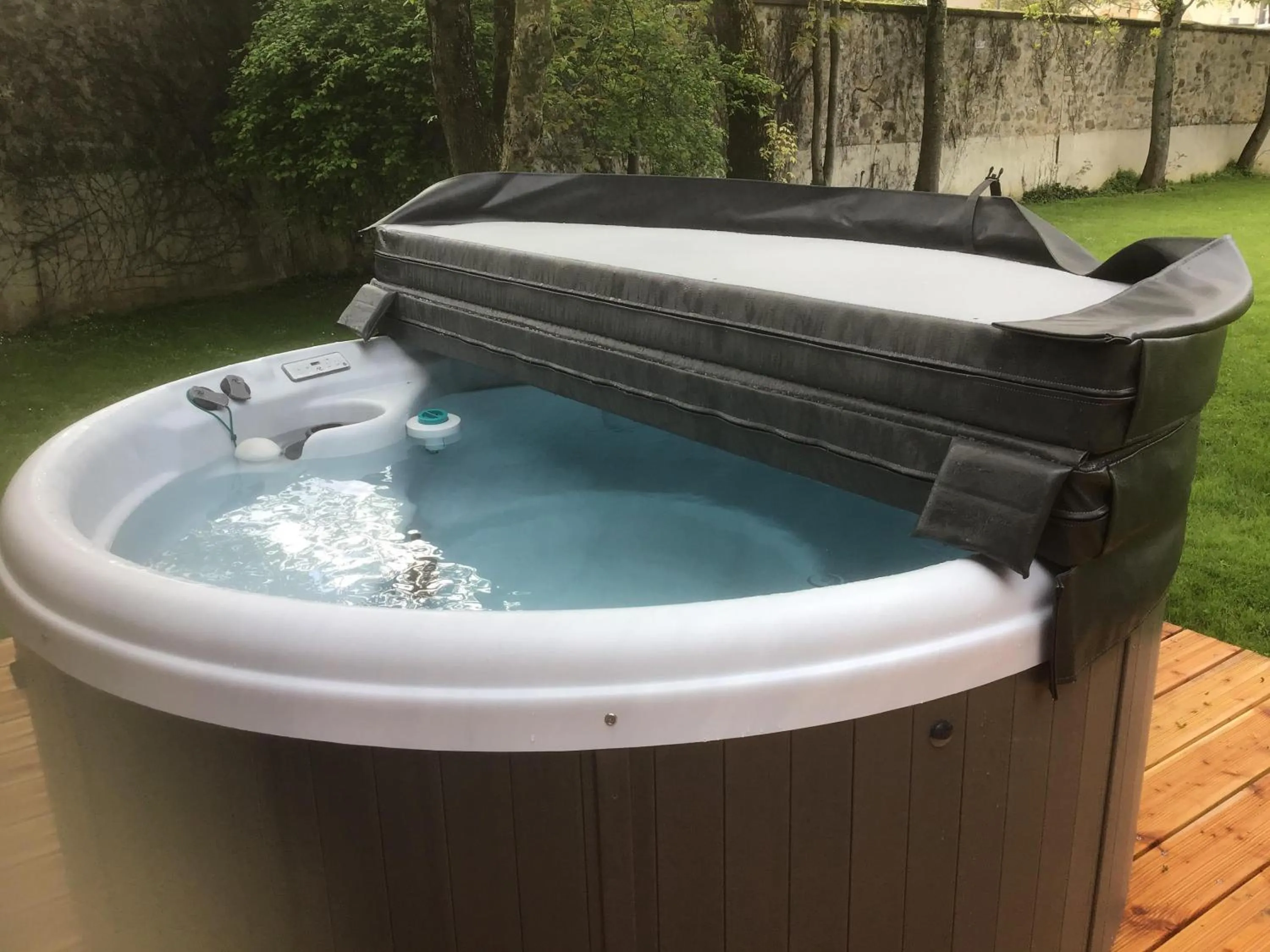 Hot Tub in Hôtel Le Saint Martin