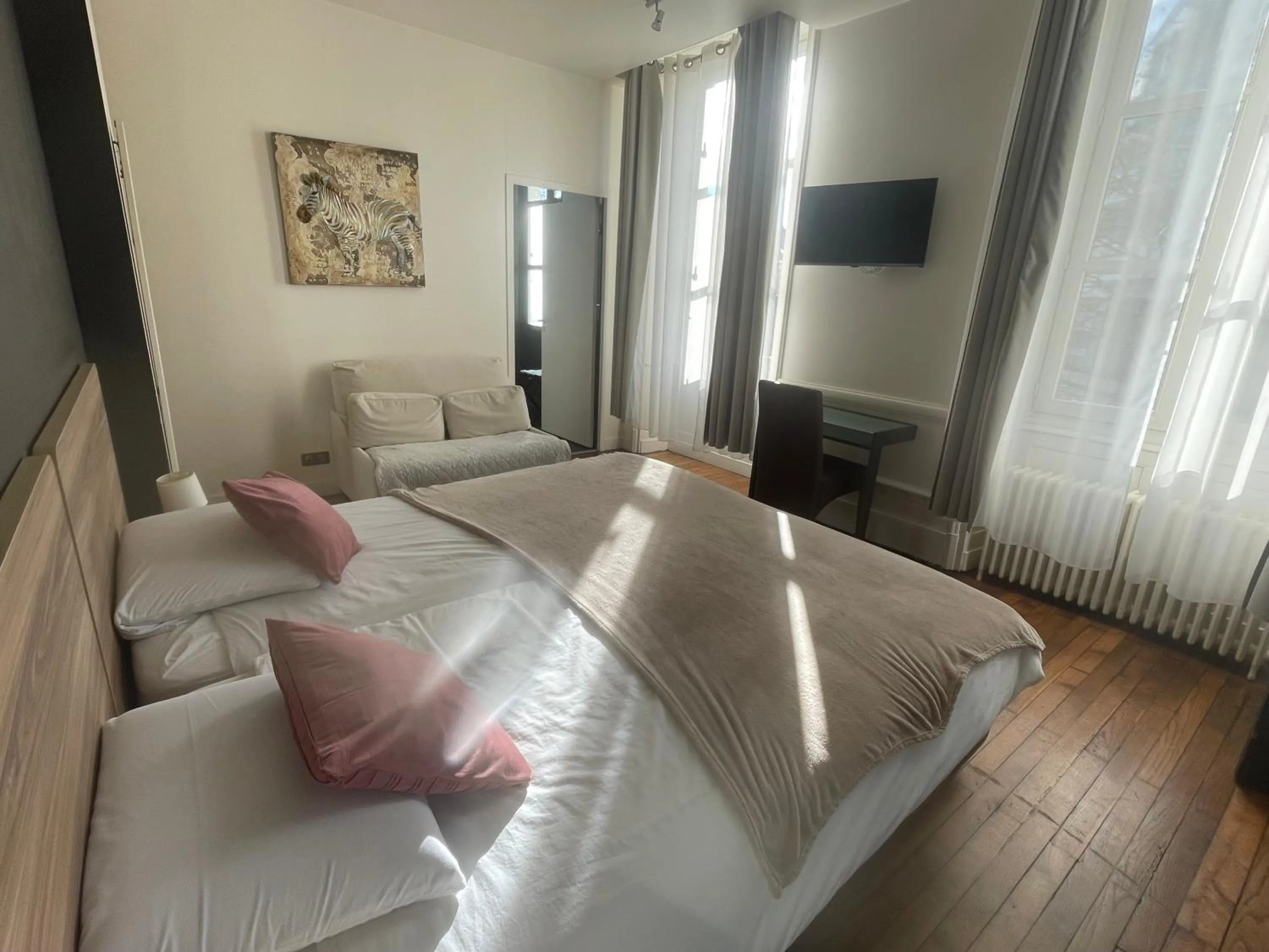 Photo of the whole room, Bed in Hôtel Le Saint Martin