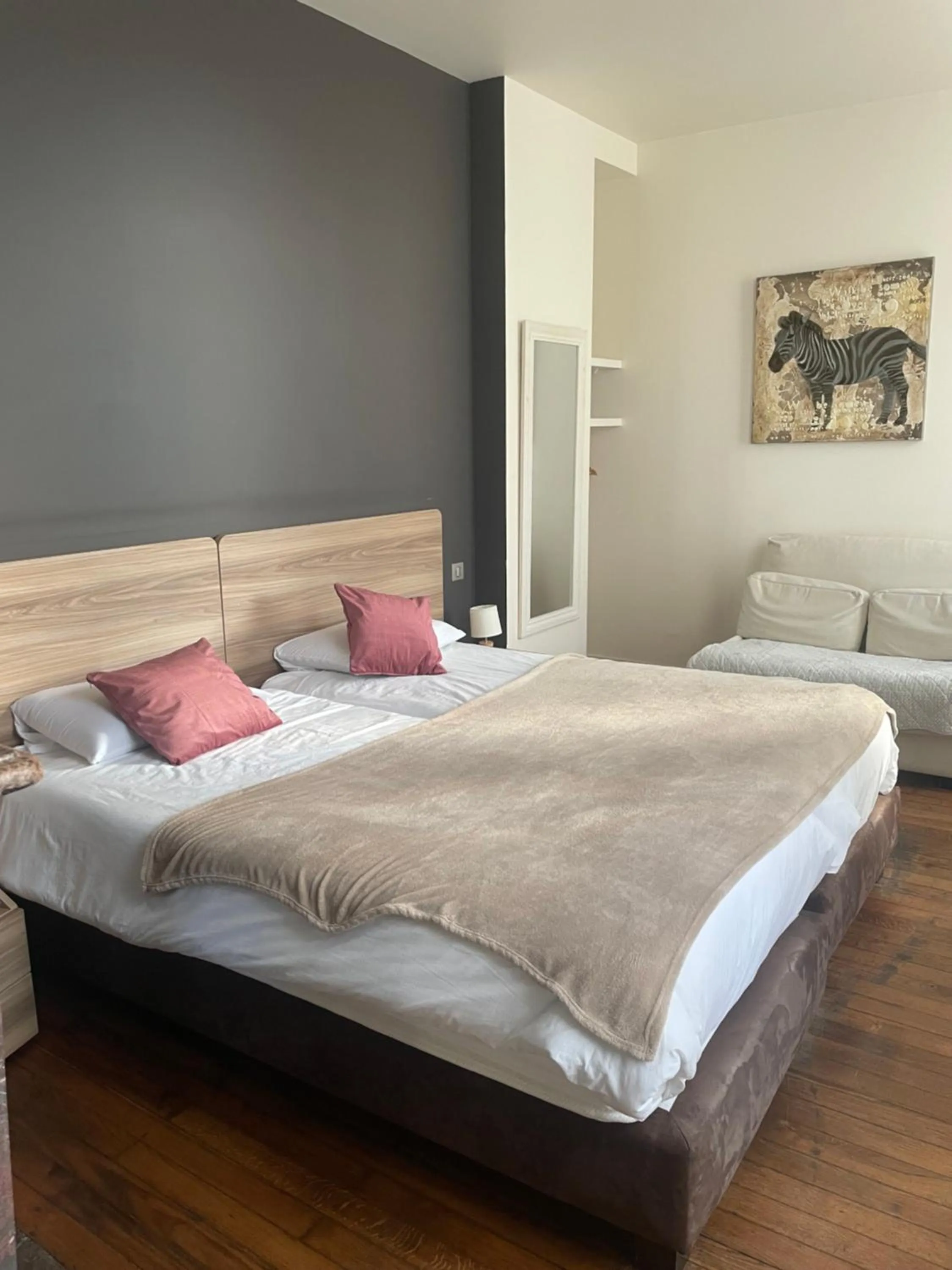 Inner courtyard view, Bed in Hôtel Le Saint Martin