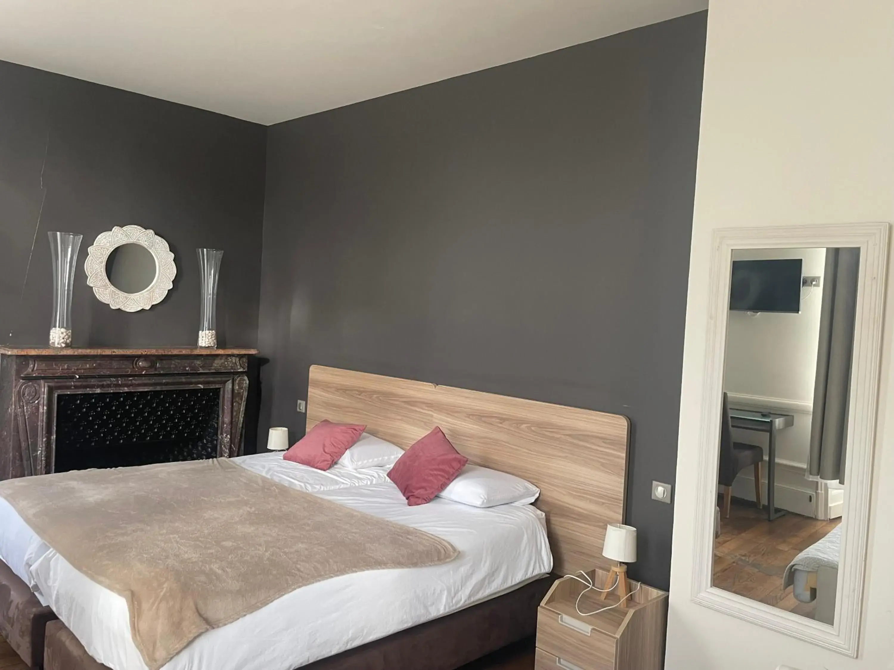 Standard Twin Room with Sofa in Hôtel Le Saint Martin Standard Twin Room with Sofa in Hôtel Le Saint Martin