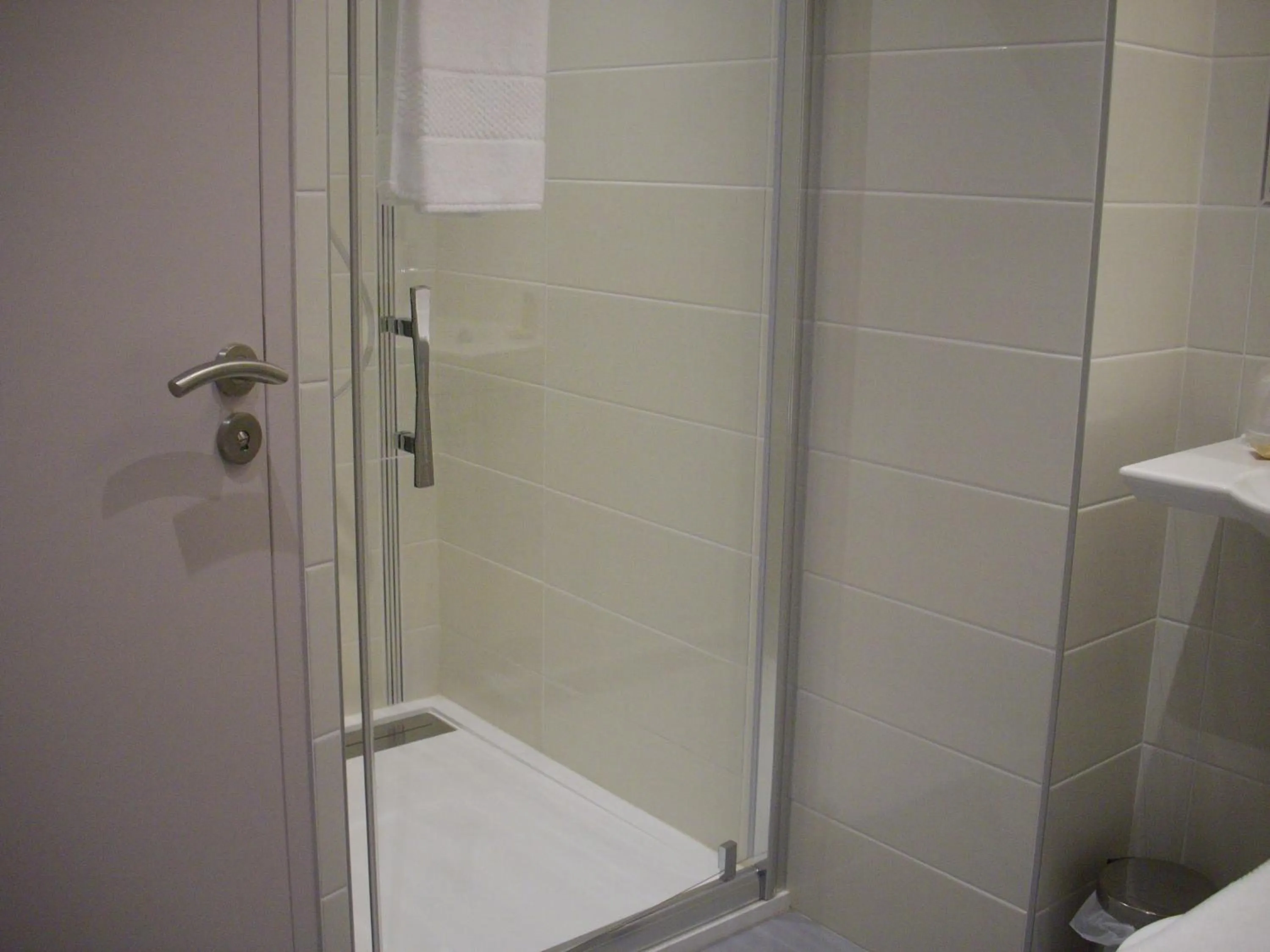 Shower in Hôtel Le Saint Martin