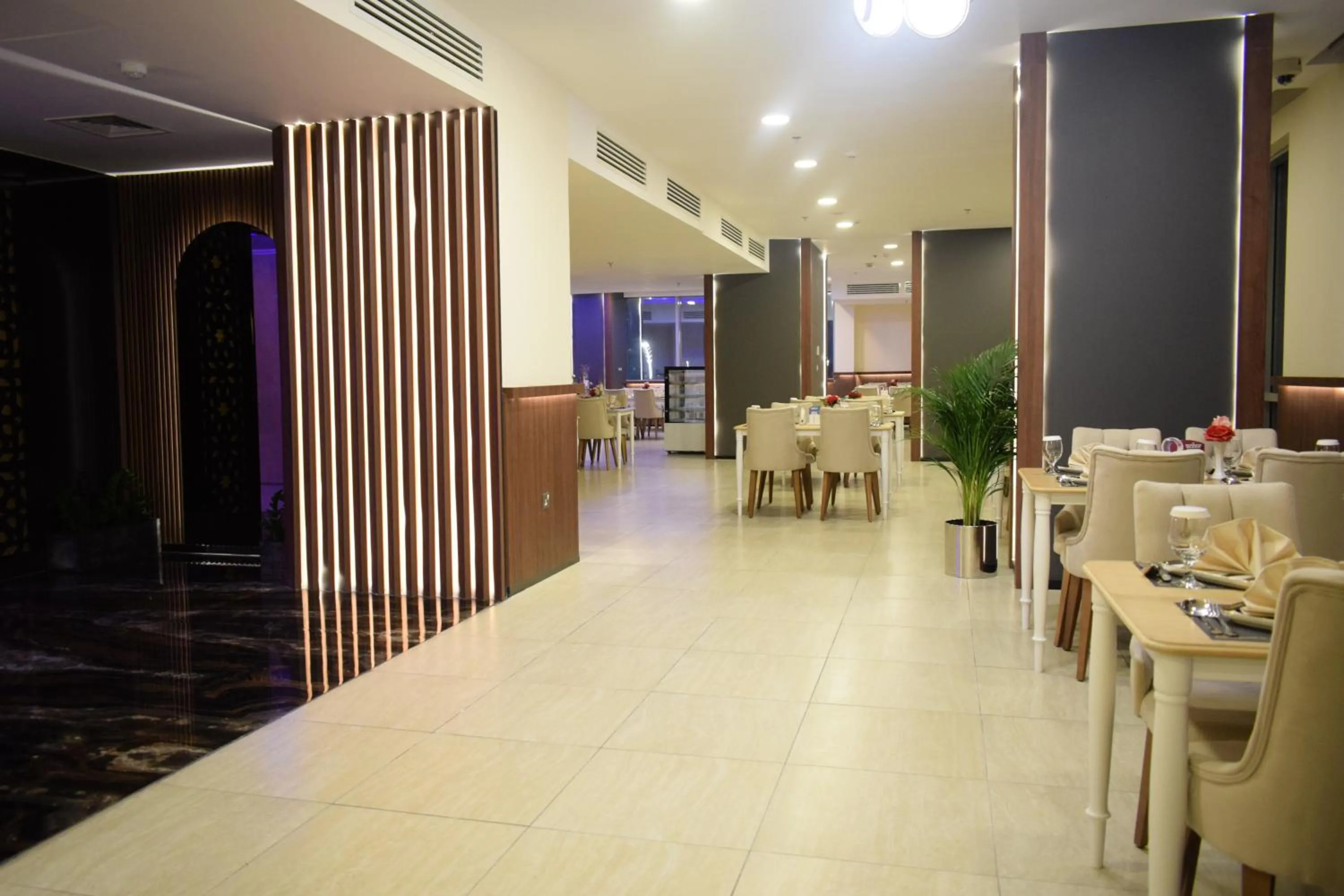 Restaurant/places to eat in Saraya Corniche Hotel