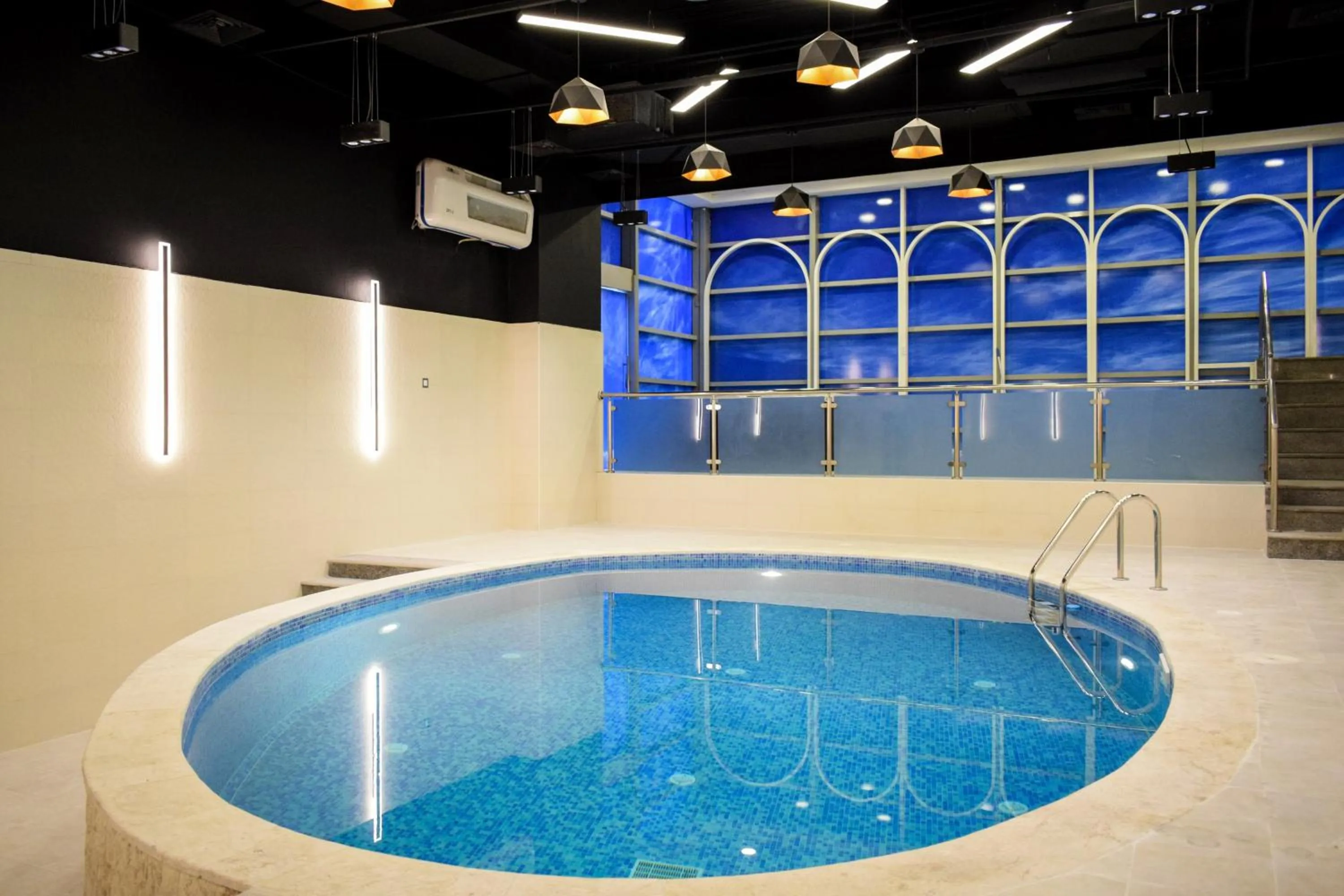 Swimming pool in Saraya Corniche Hotel