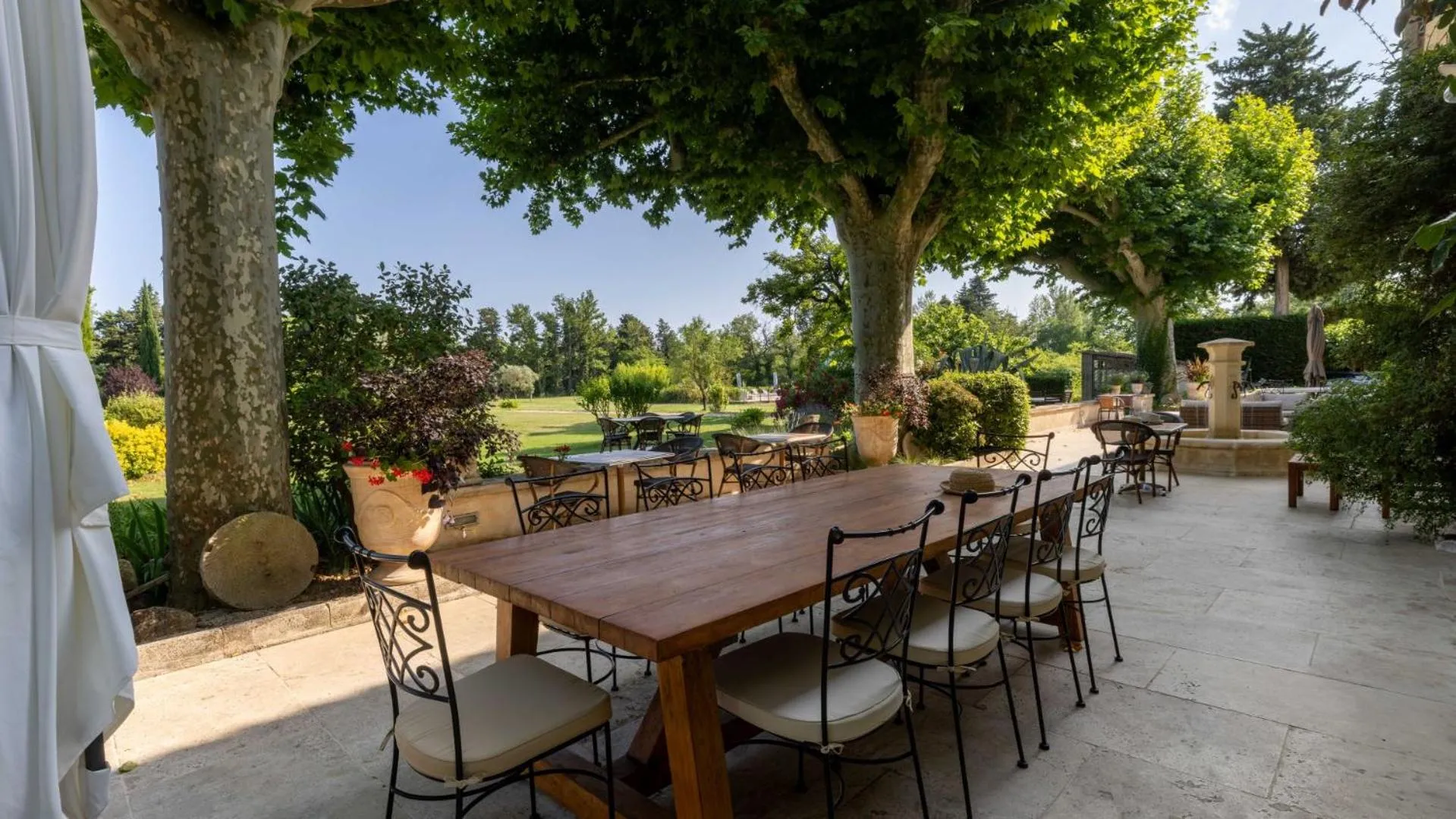 Patio in La Bastide des Amouriers