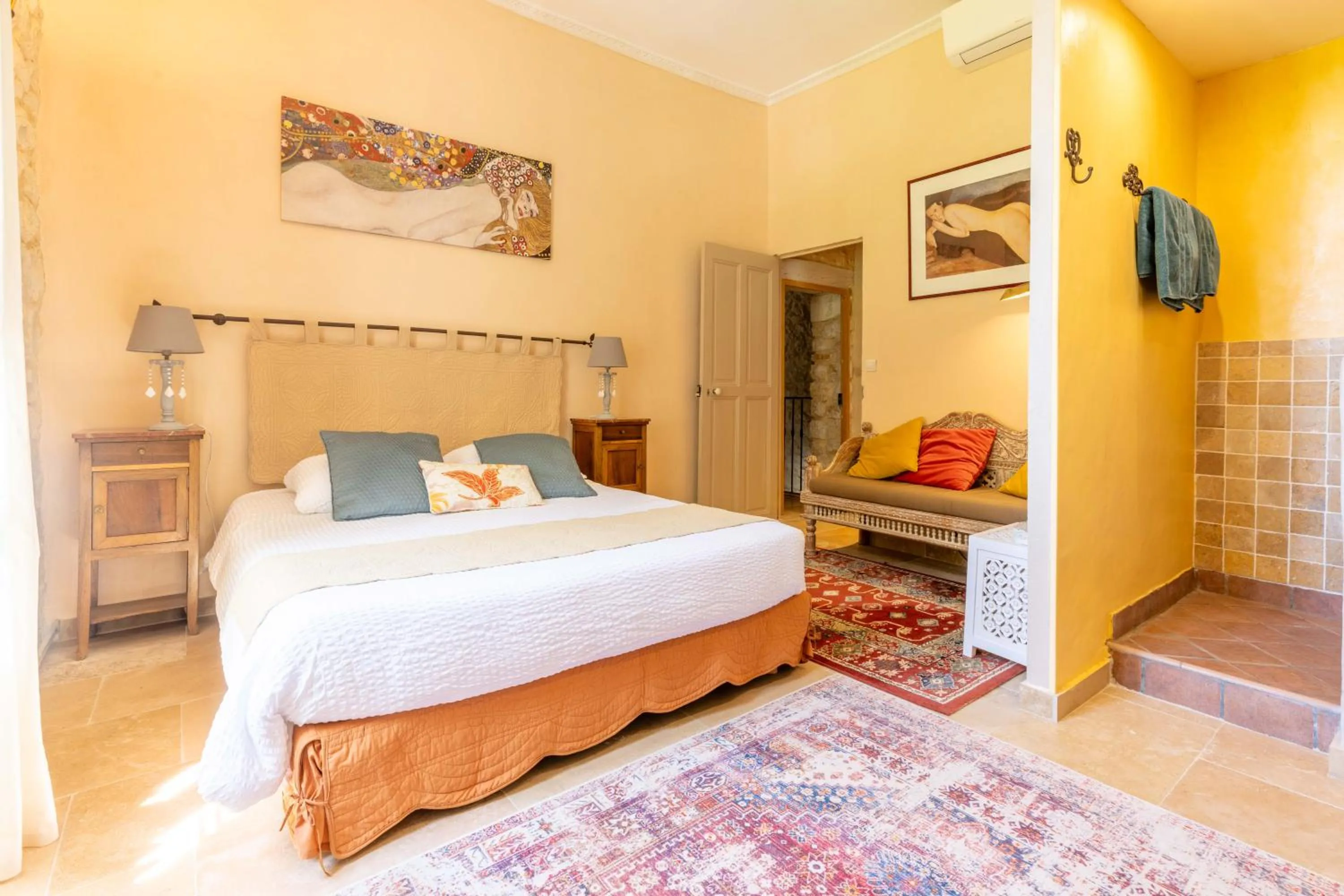 Shower, Bed in La Bastide des Amouriers