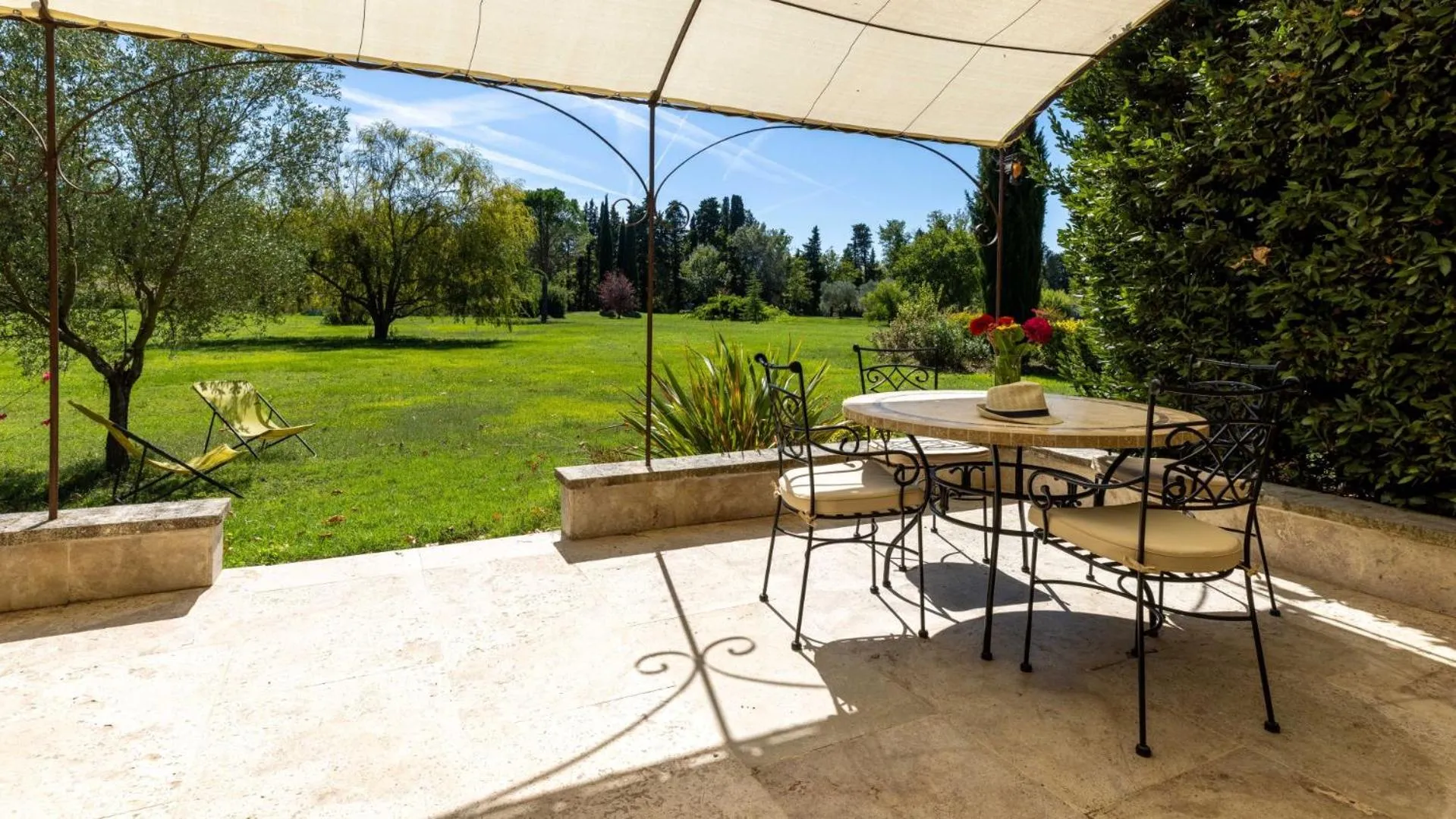 Patio in La Bastide des Amouriers
