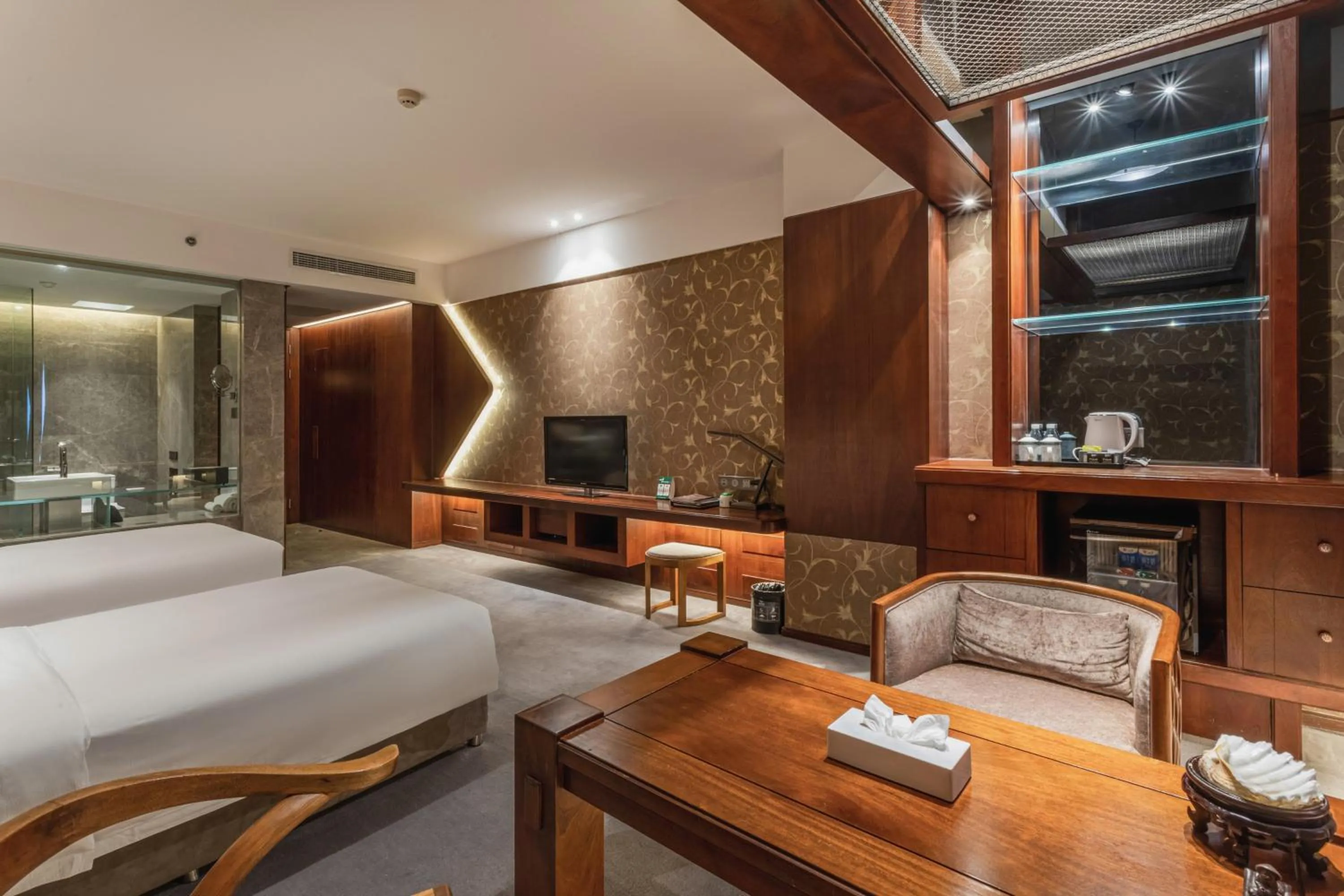 Photo of the whole room, Bed in Chongqing Jiayu Emperor Hotel