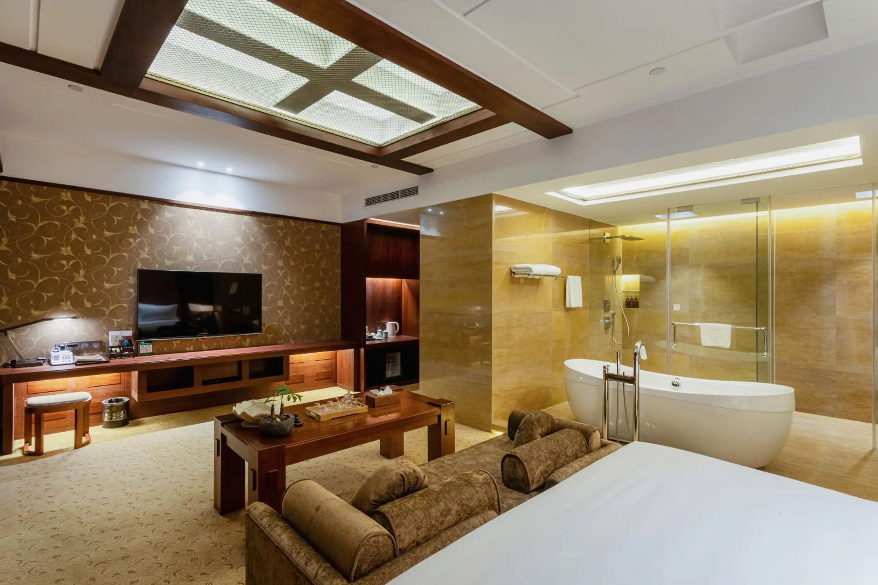 Photo of the whole room, Bed in Chongqing Jiayu Emperor Hotel