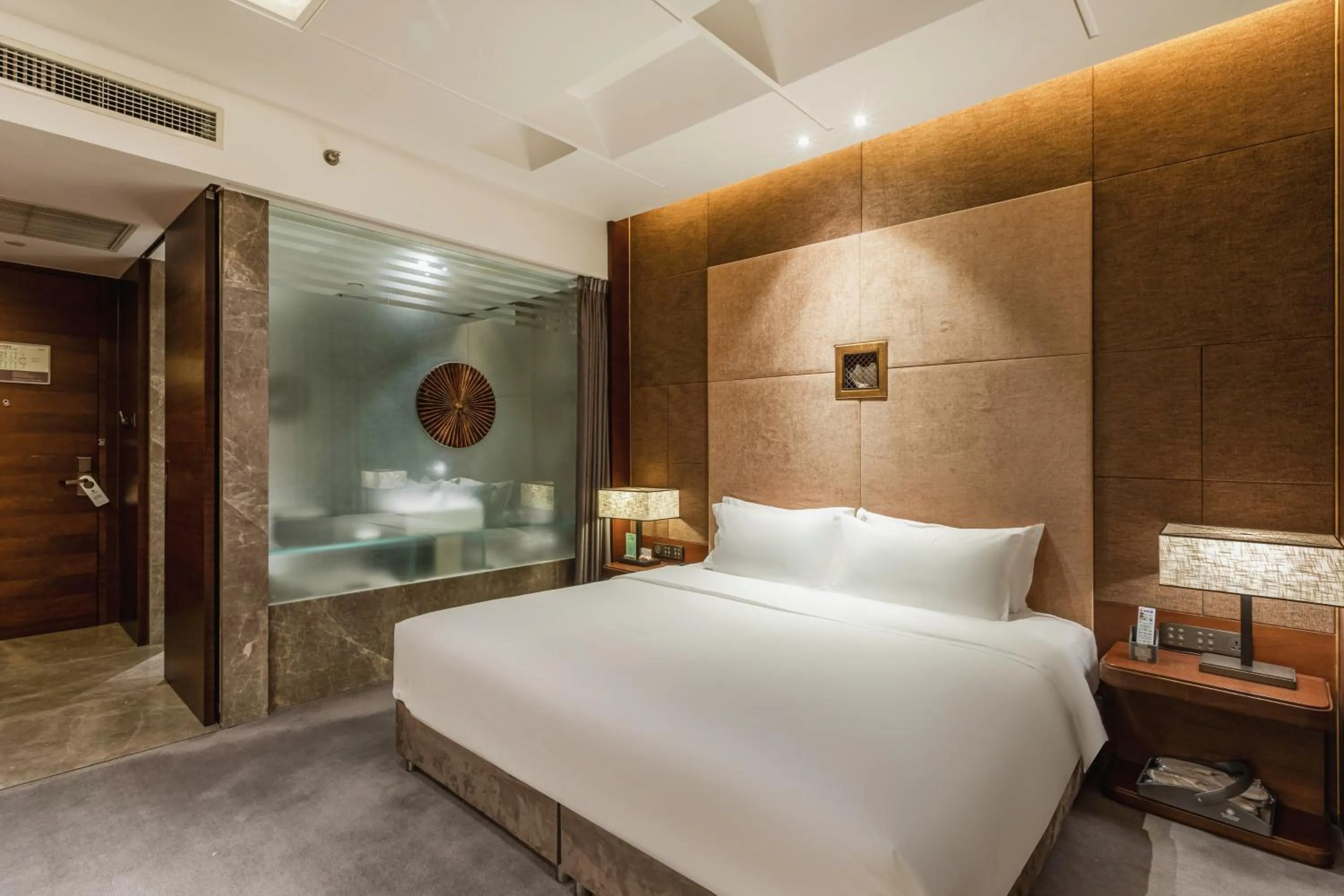 Bedroom, Bed in Chongqing Jiayu Emperor Hotel