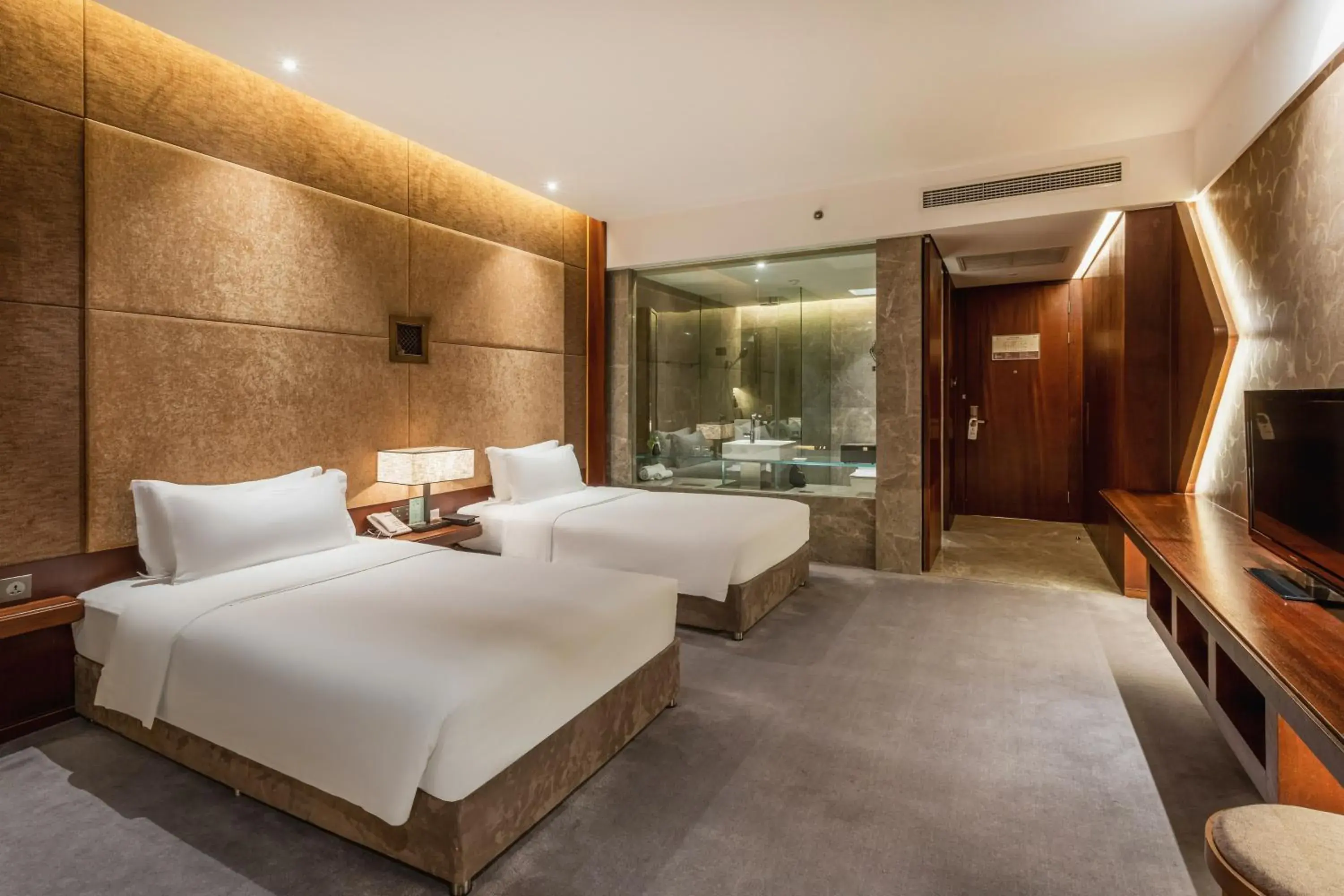Deluxe Double or Twin Room with River View in Chongqing Jiayu Emperor Hotel Deluxe Double or Twin Room with River View in Chongqing Jiayu Emperor Hotel