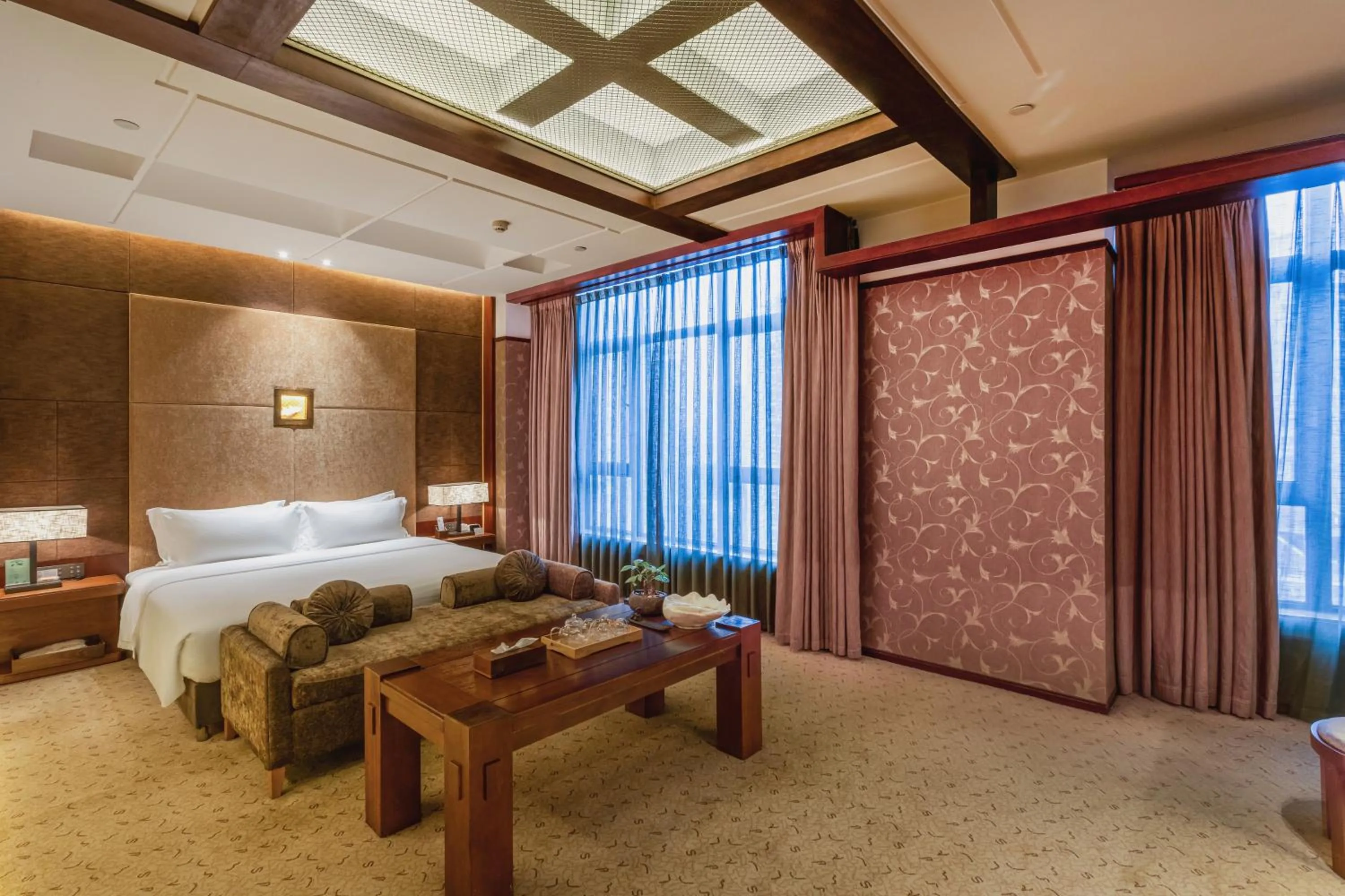 Photo of the whole room, Bed in Chongqing Jiayu Emperor Hotel