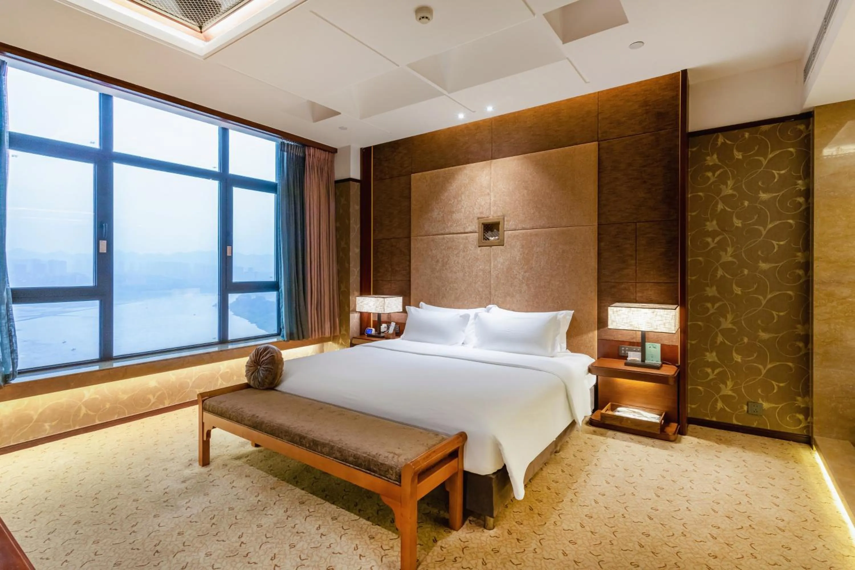 Bedroom, Bed in Chongqing Jiayu Emperor Hotel