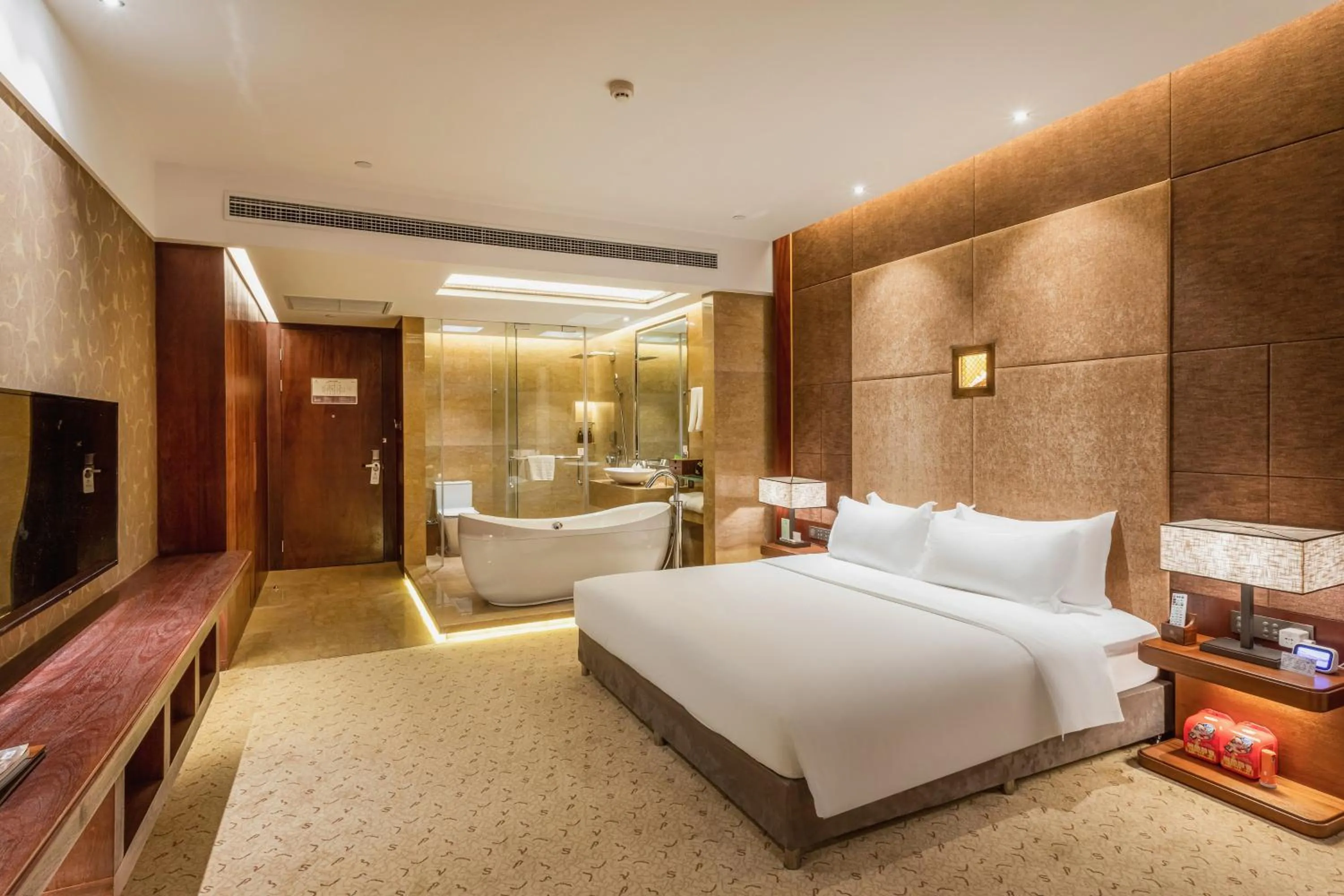 Photo of the whole room, Bed in Chongqing Jiayu Emperor Hotel