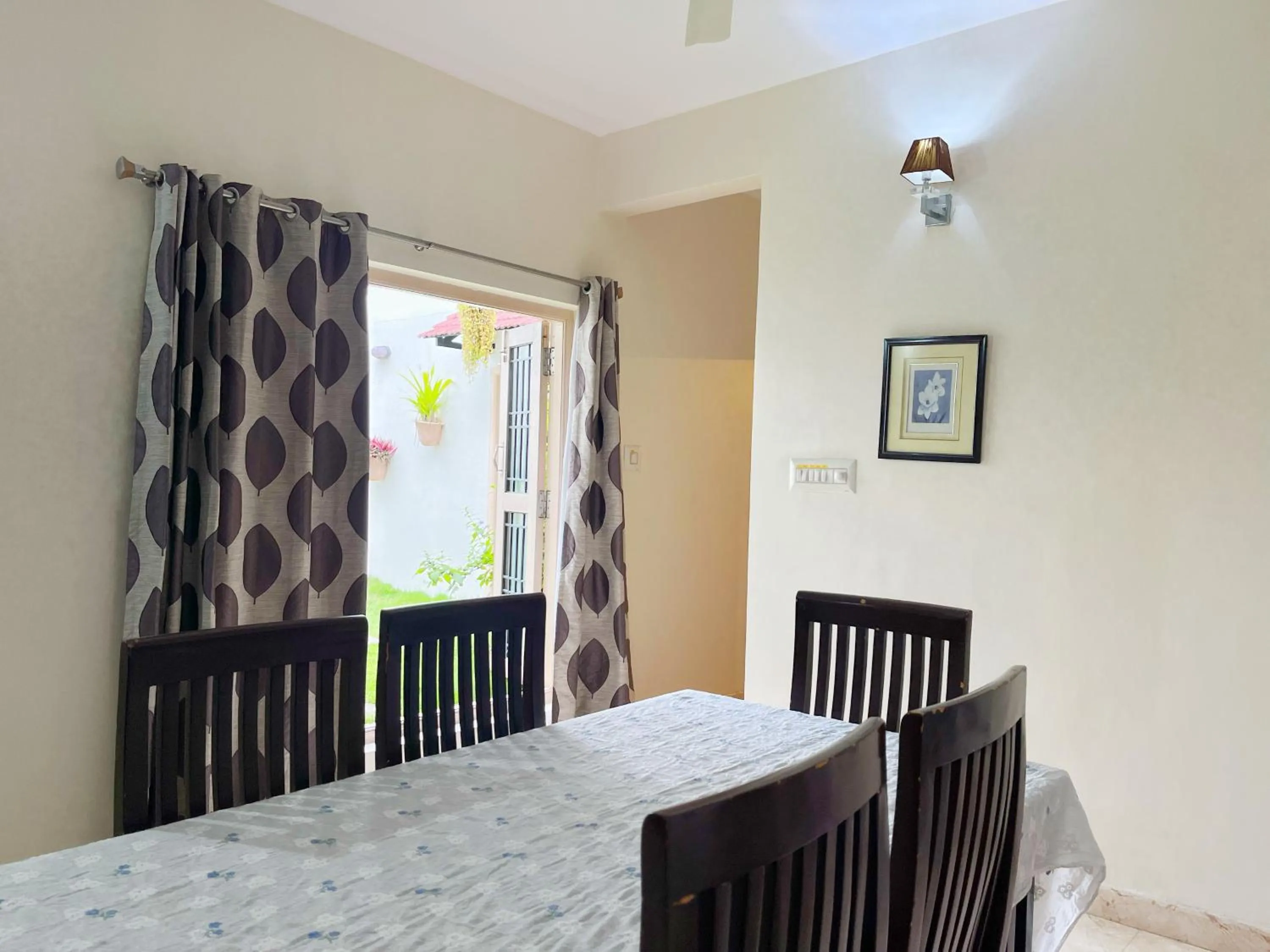 Dining area, Bed in Mystic Felicity Inn