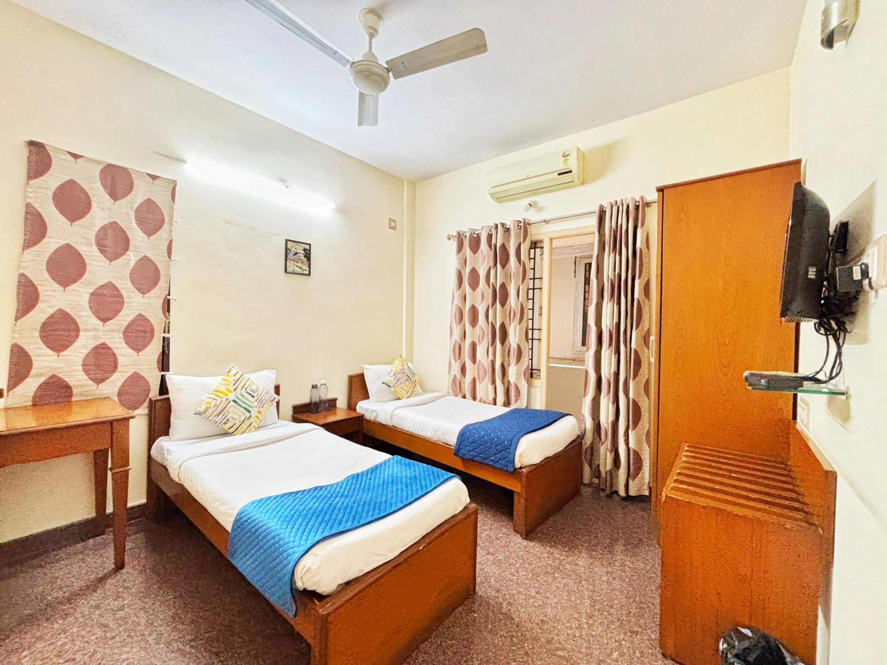 Bed in Mystic Felicity Inn