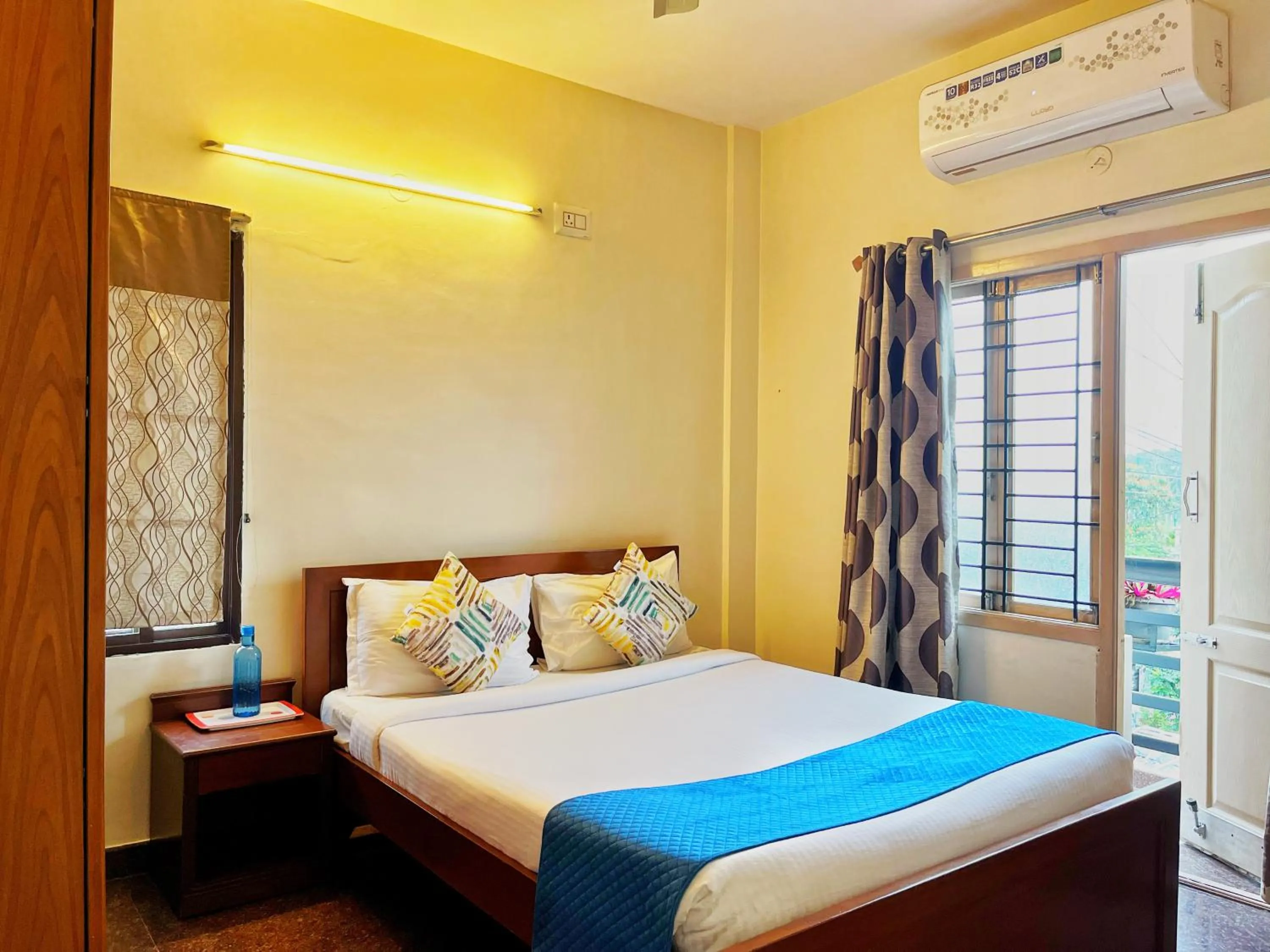 Bed in Mystic Felicity Inn