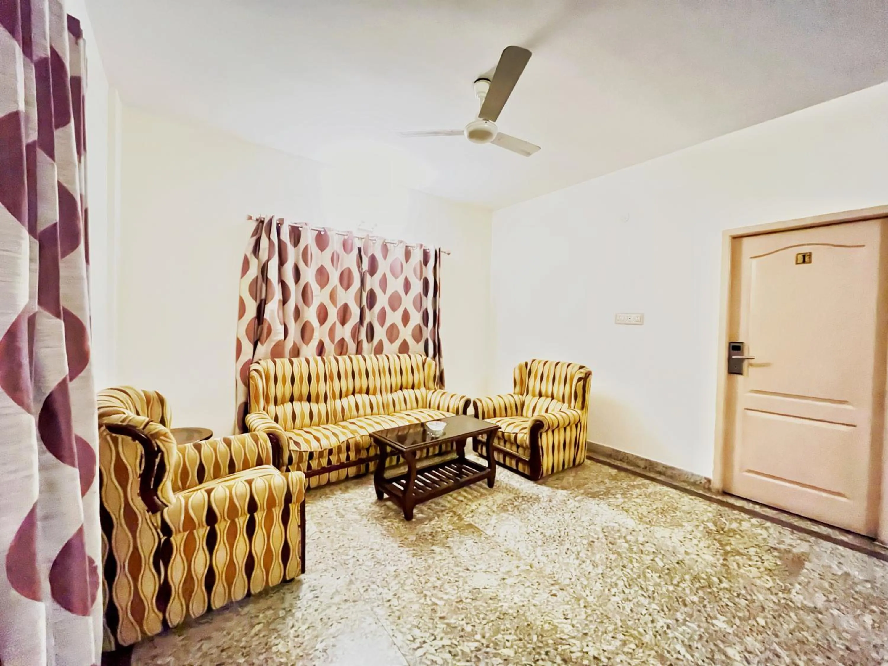 Communal lounge/ TV room in Mystic Felicity Inn