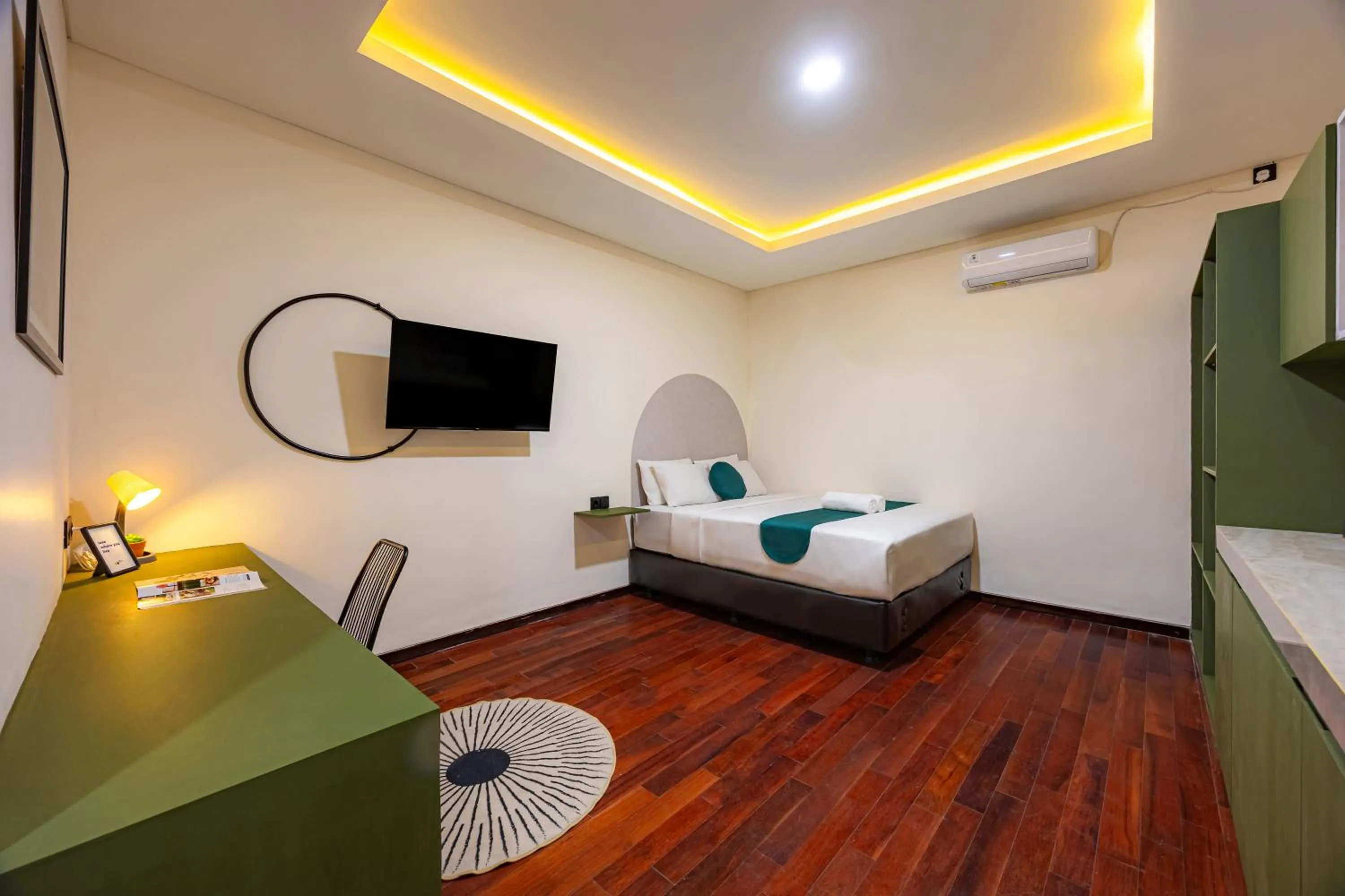 Bedroom, Bed in Cove The Cave