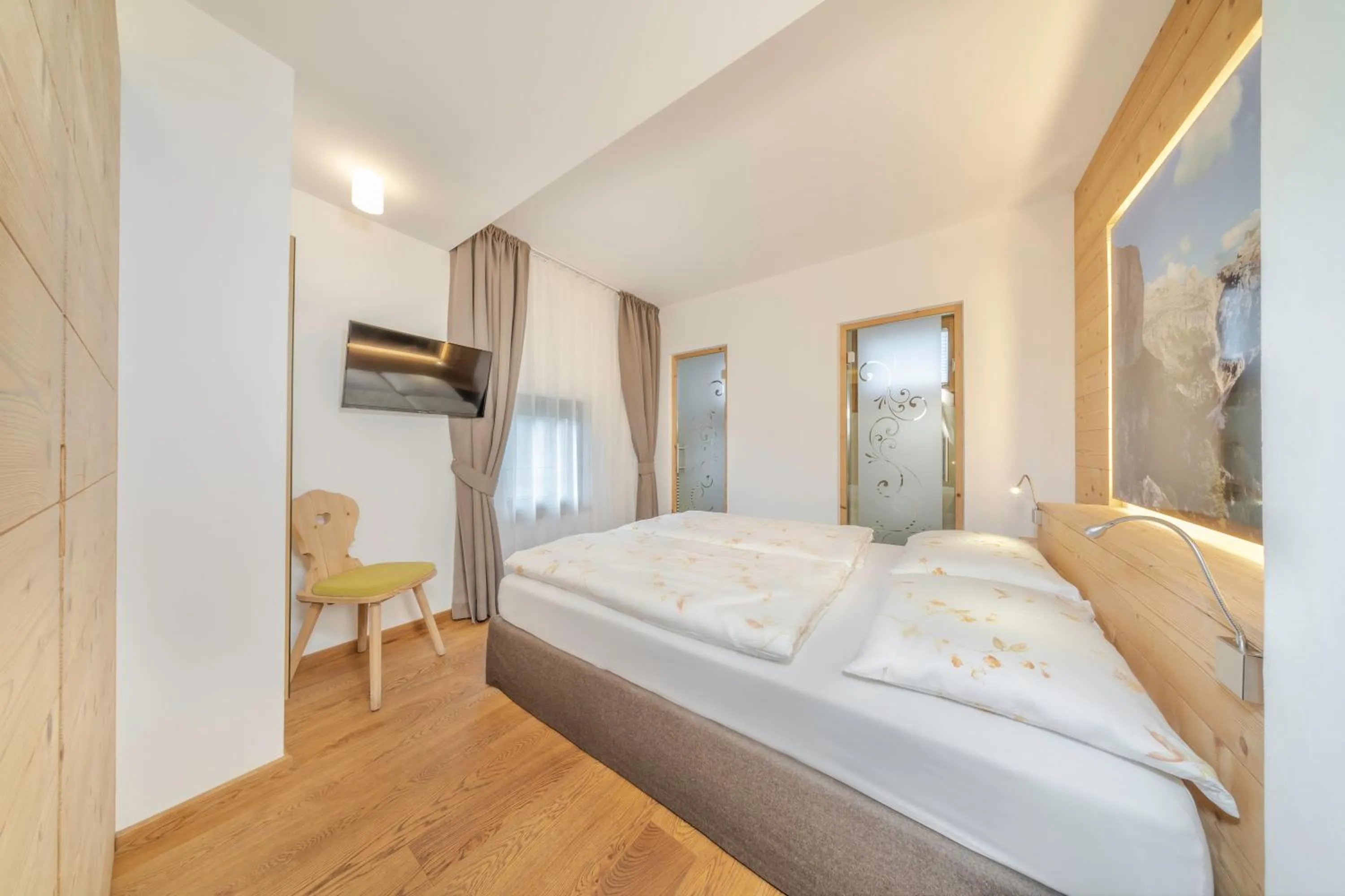 Photo of the whole room, Bed in Garni Tramans