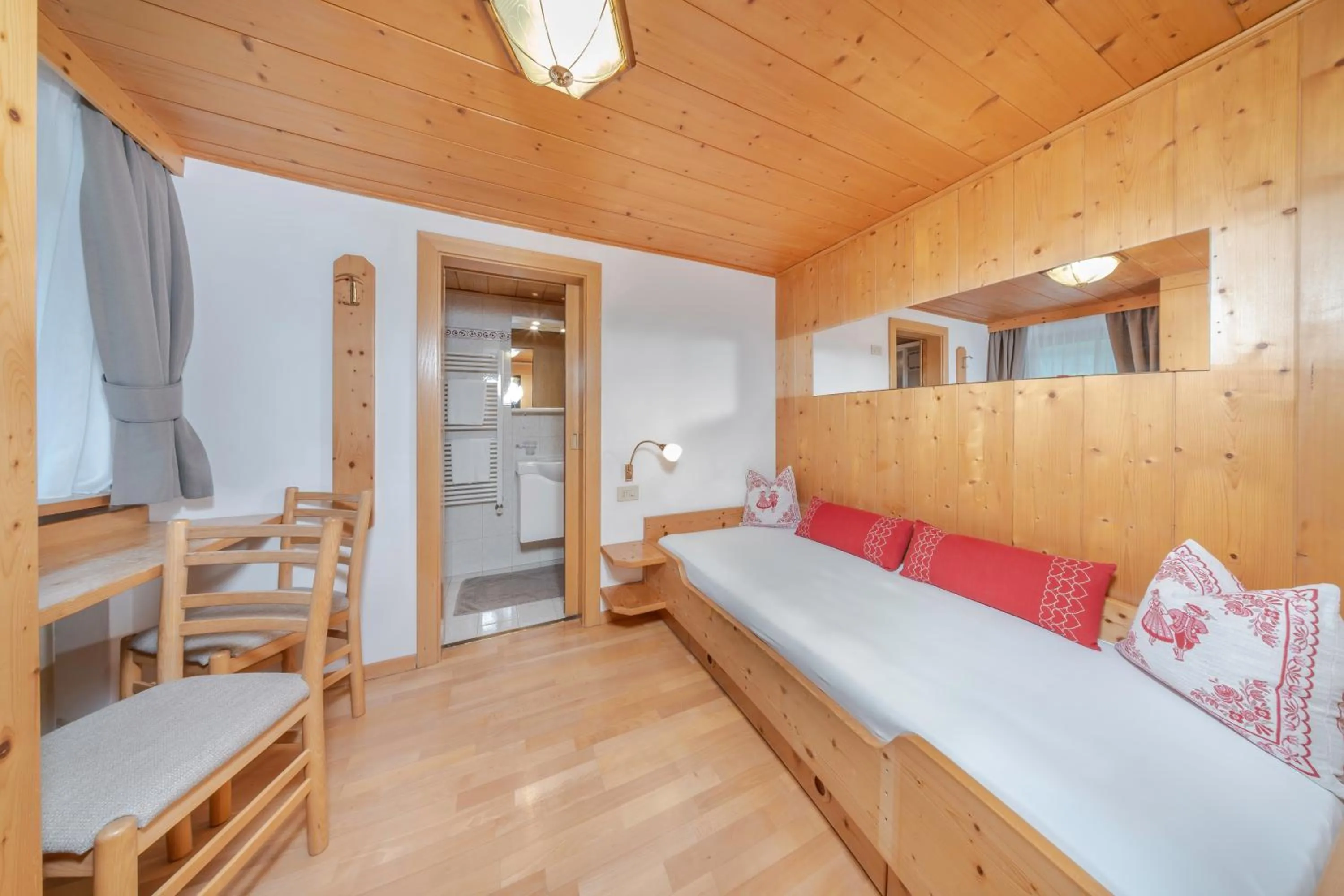 Photo of the whole room, Bed in Garni Tramans