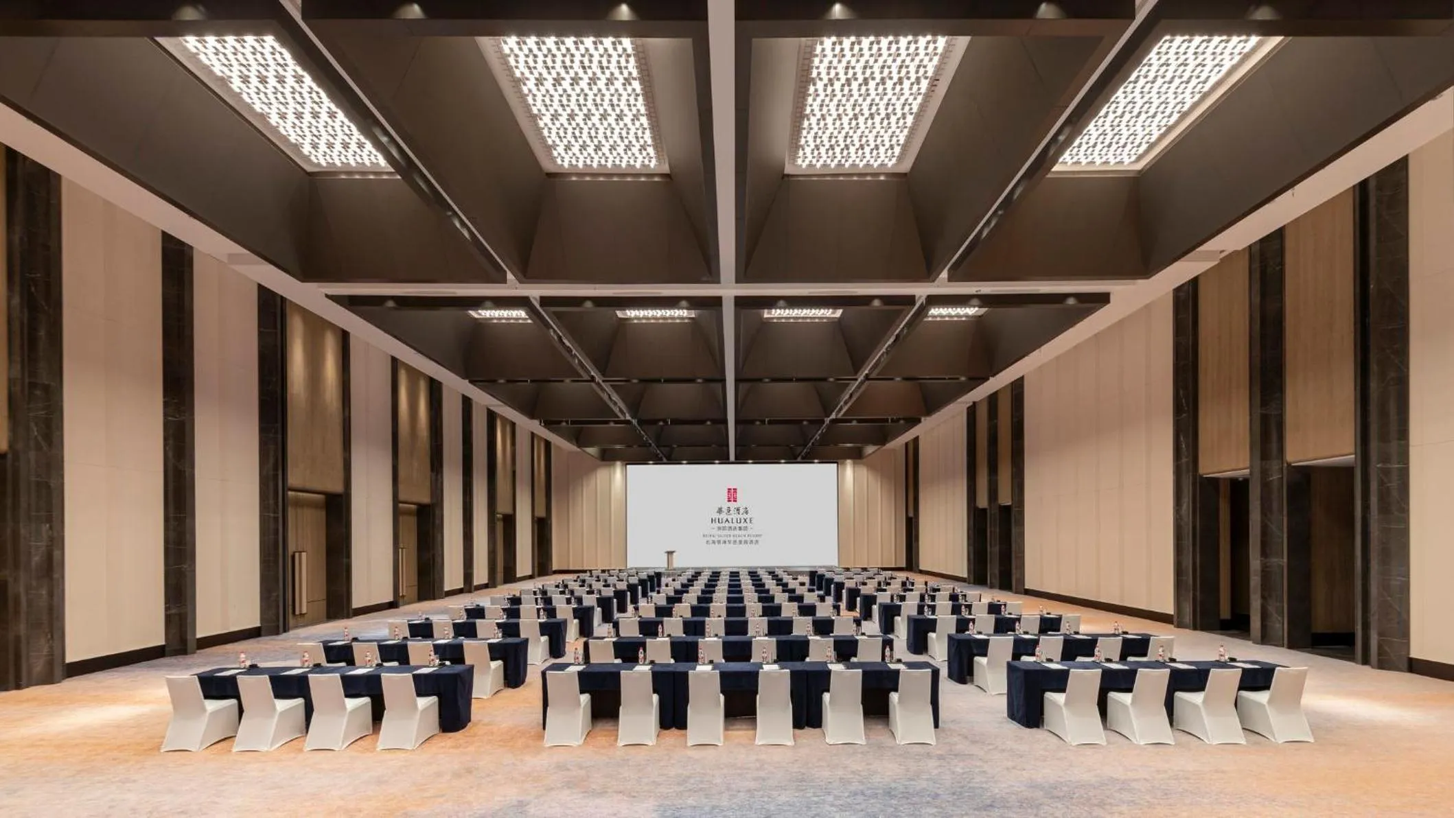 Banquet/Function facilities in HUALUXE Beihai Silver Beach Resort by IHG