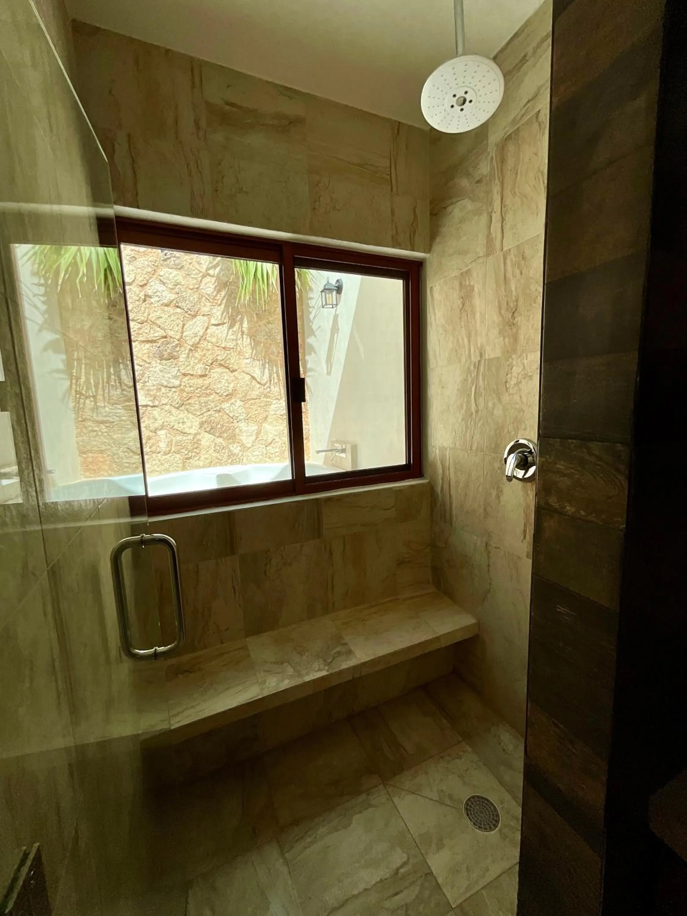 Shower in El Zaguán Colonial by GuruHotel