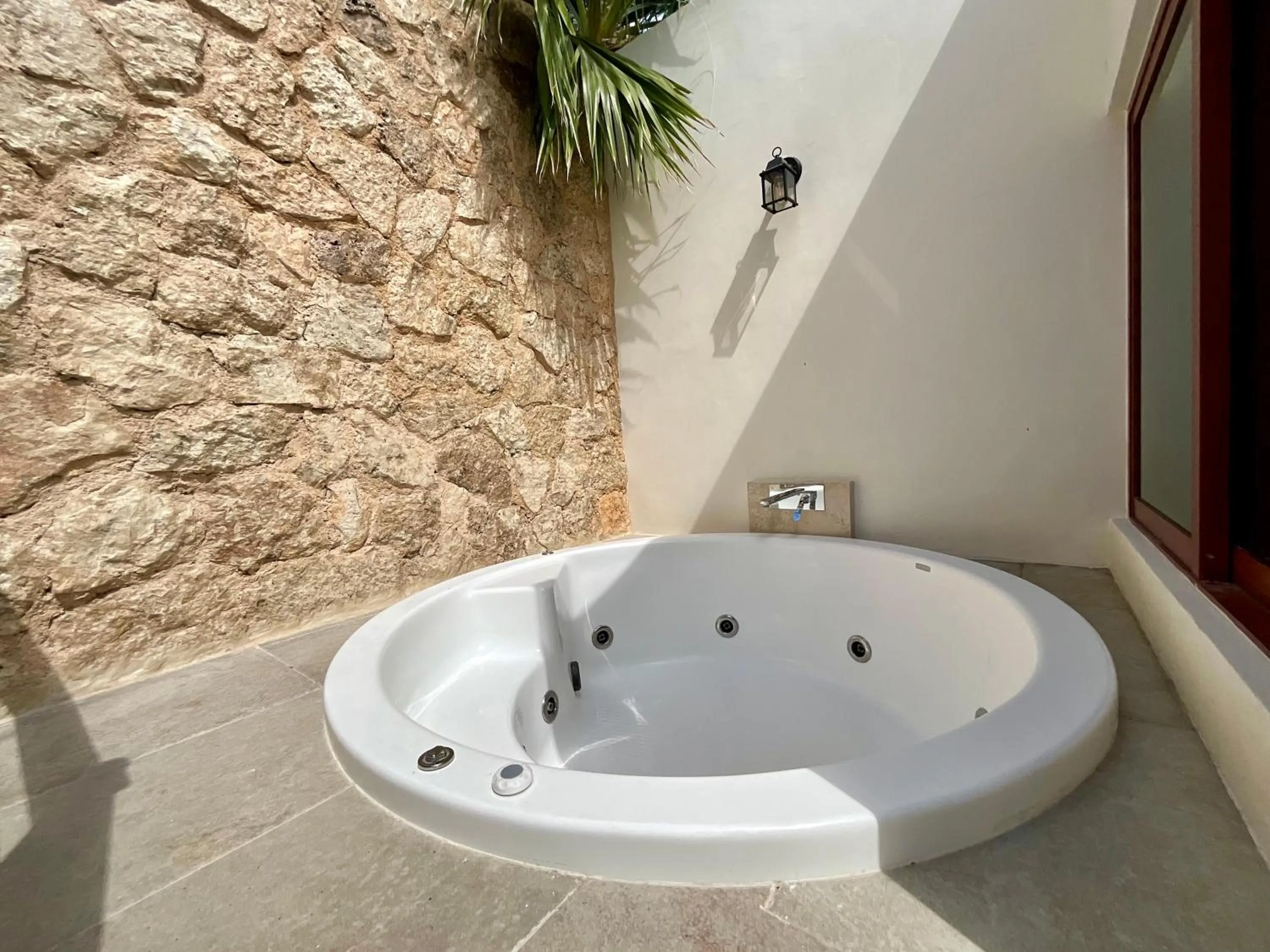 Hot Tub in El Zaguán Colonial by GuruHotel