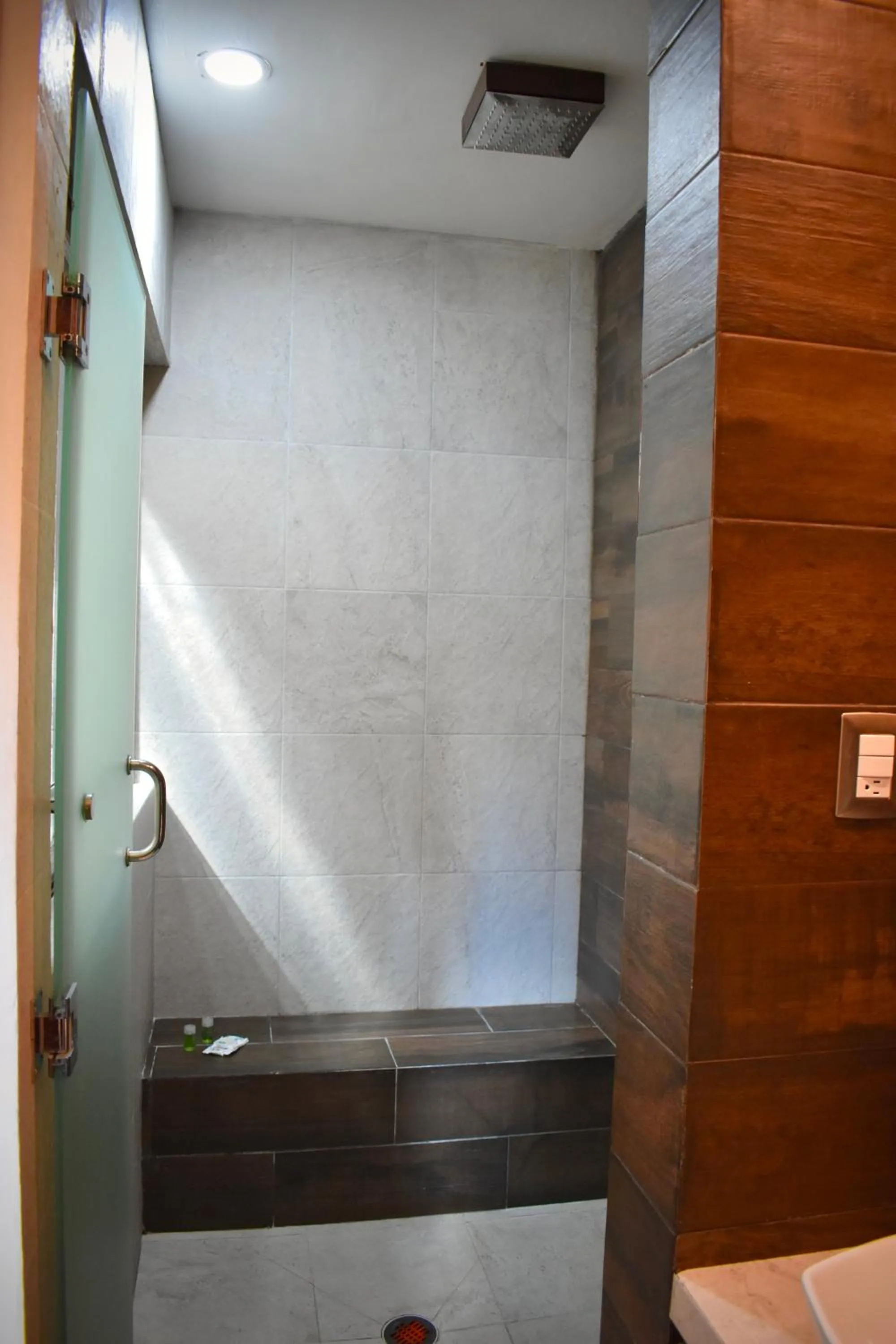 Shower in El Zaguán Colonial by GuruHotel