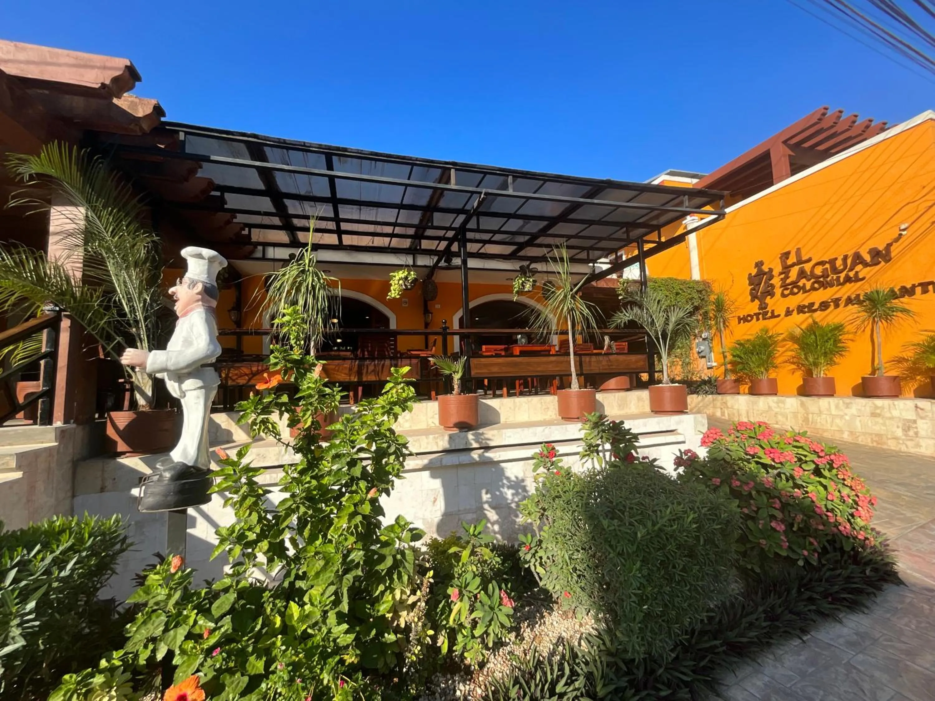 Restaurant/places to eat in El Zaguán Colonial by GuruHotel
