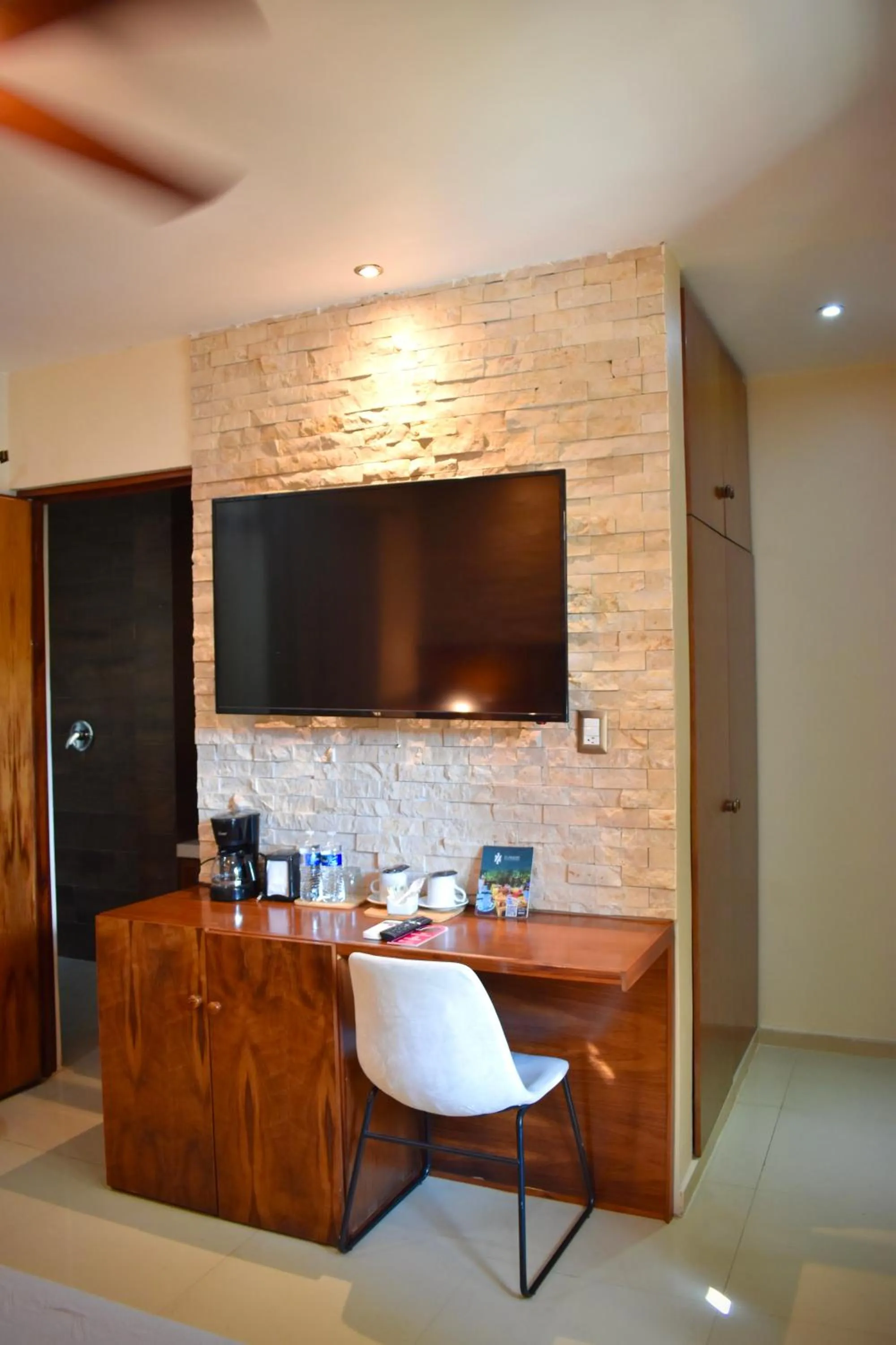 TV and multimedia in El Zaguán Colonial by GuruHotel