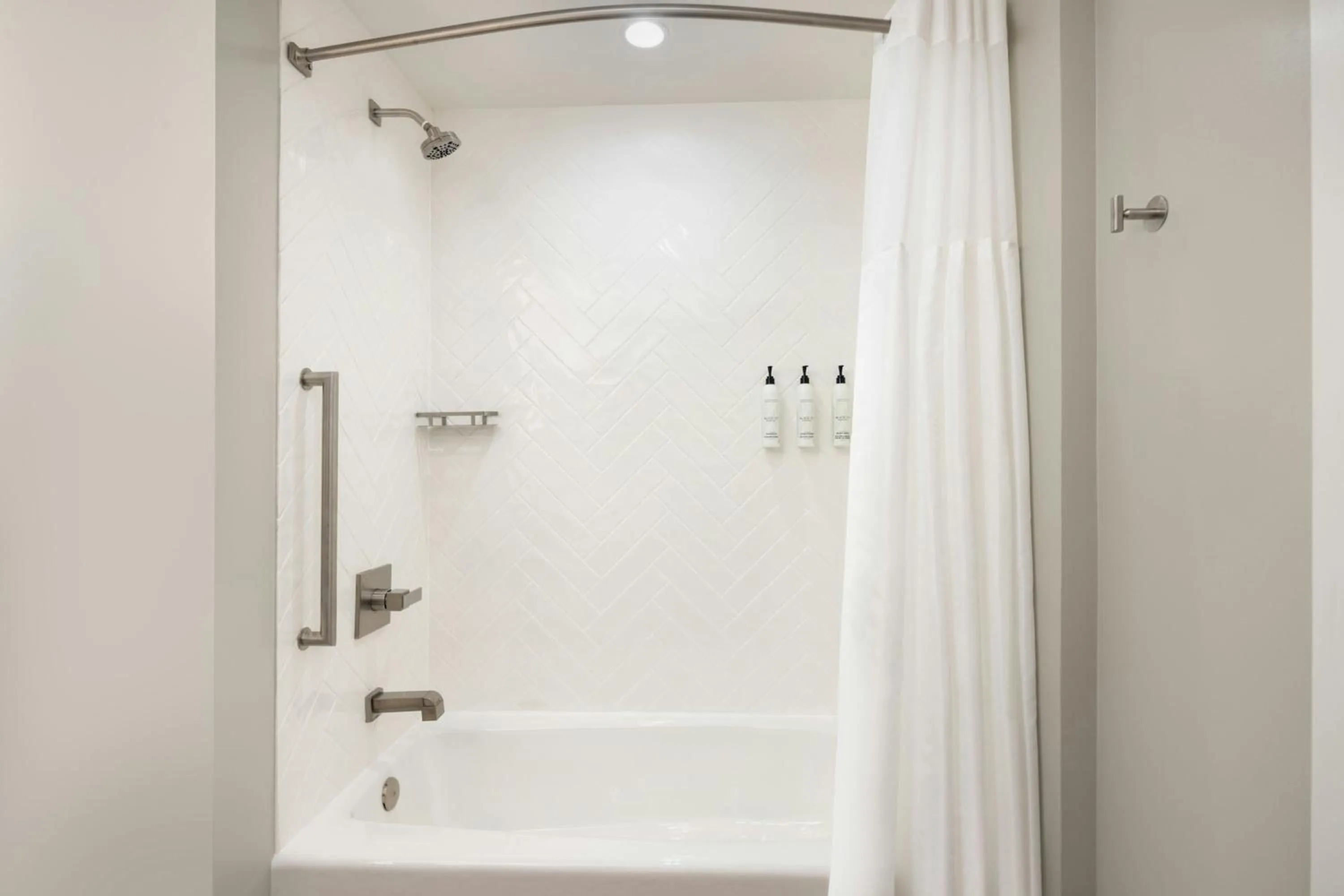 Bathroom in TownePlace Suites by Marriott Middleburg
