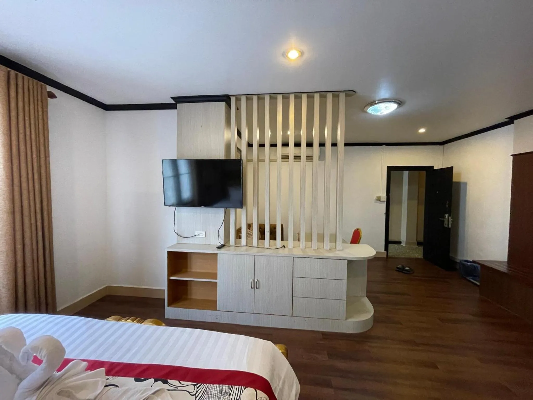 Communal lounge/ TV room, Bed in Lucky city hotel