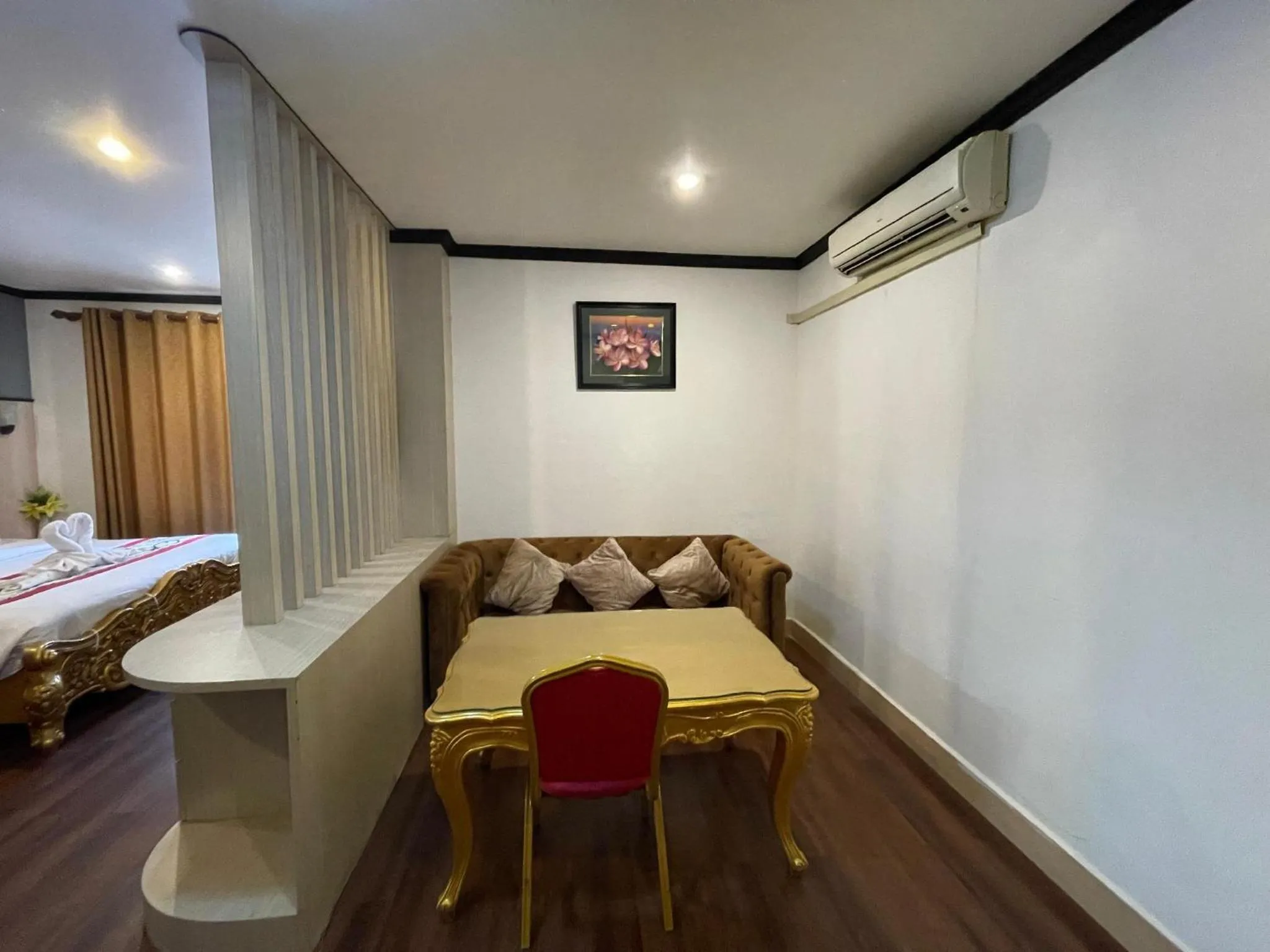 Living room, Bed in Lucky city hotel