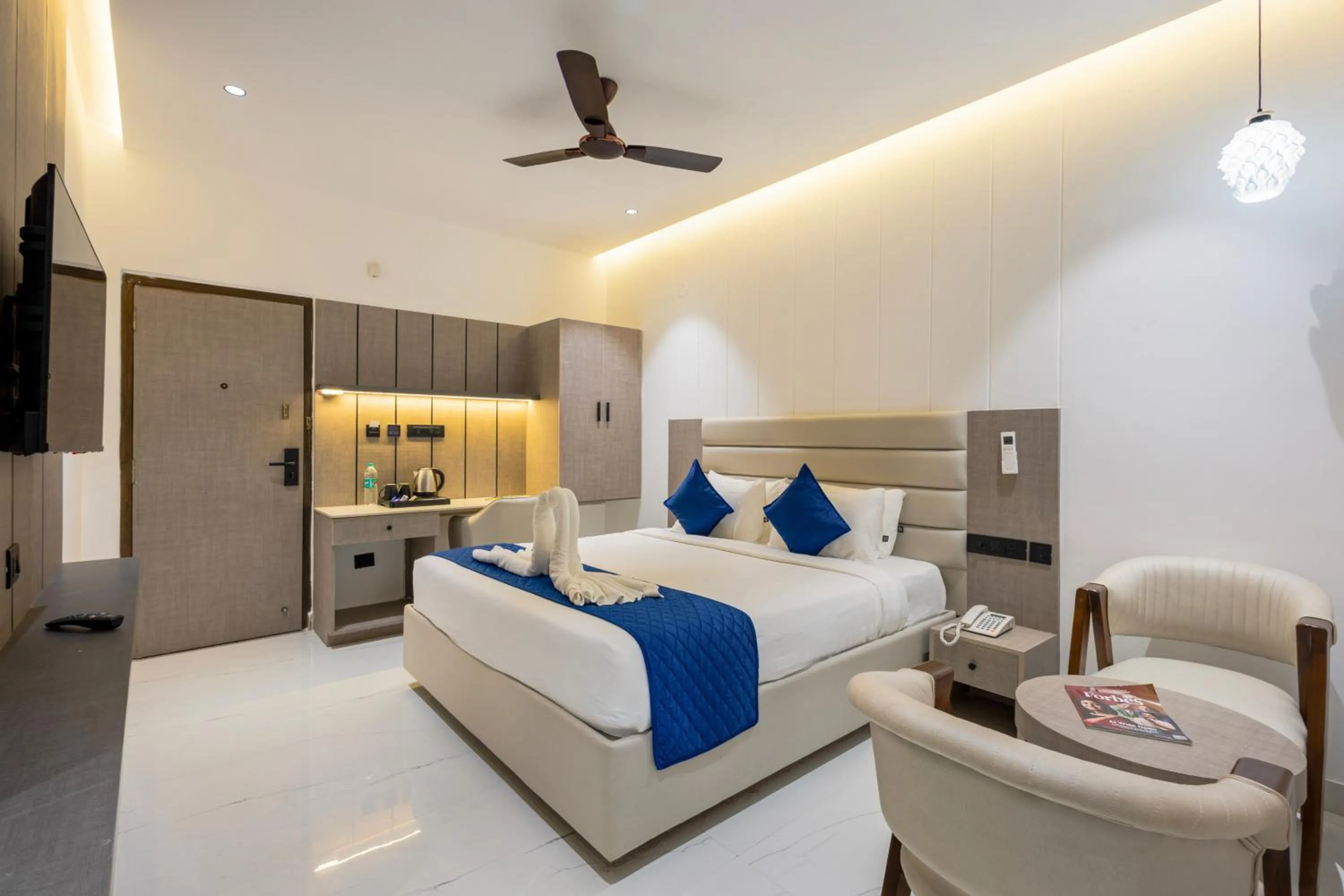 Photo of the whole room, Bed in ECKO La Maniere Business Hotels