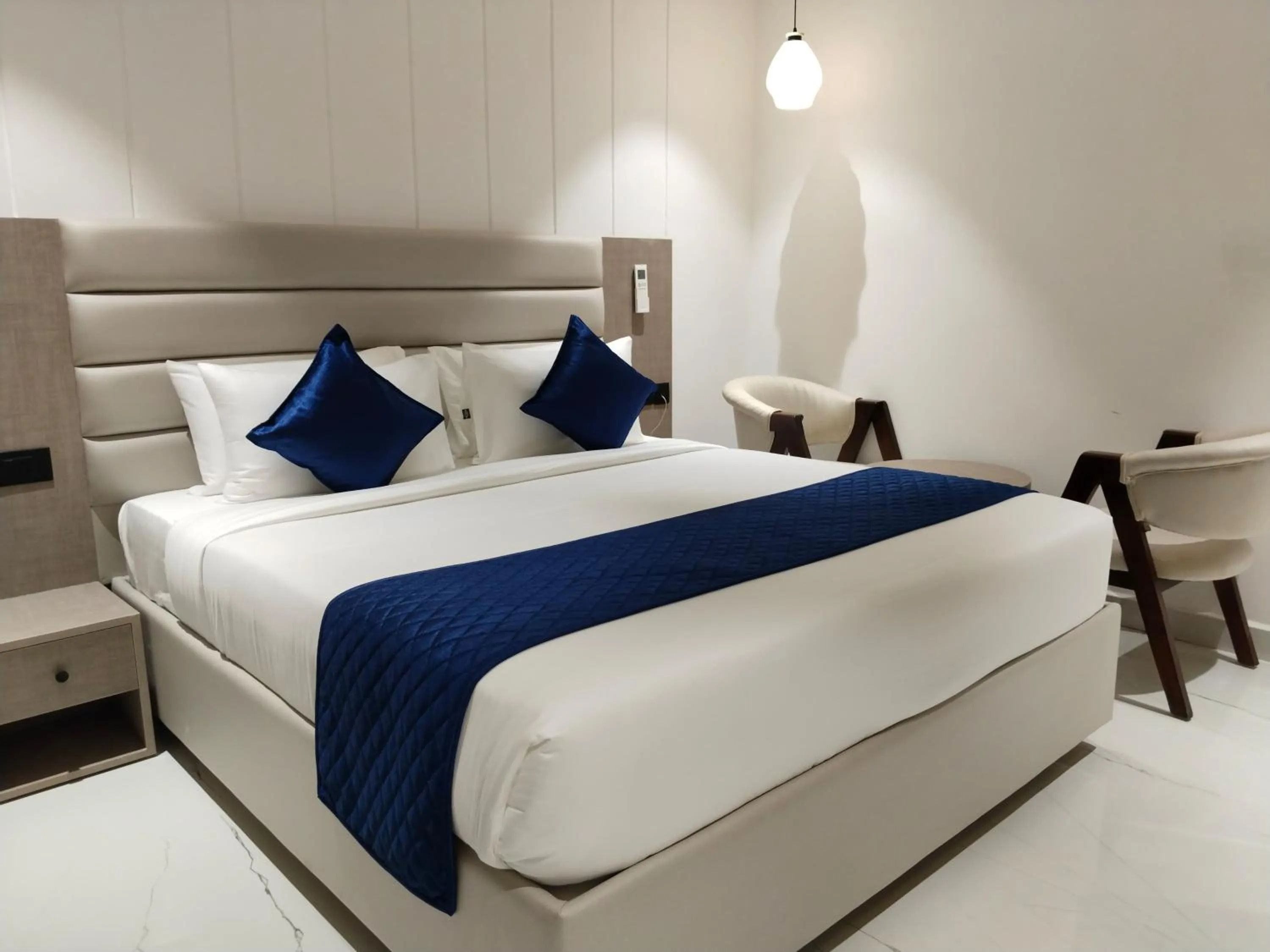 Photo of the whole room, Bed in ECKO La Maniere Business Hotels