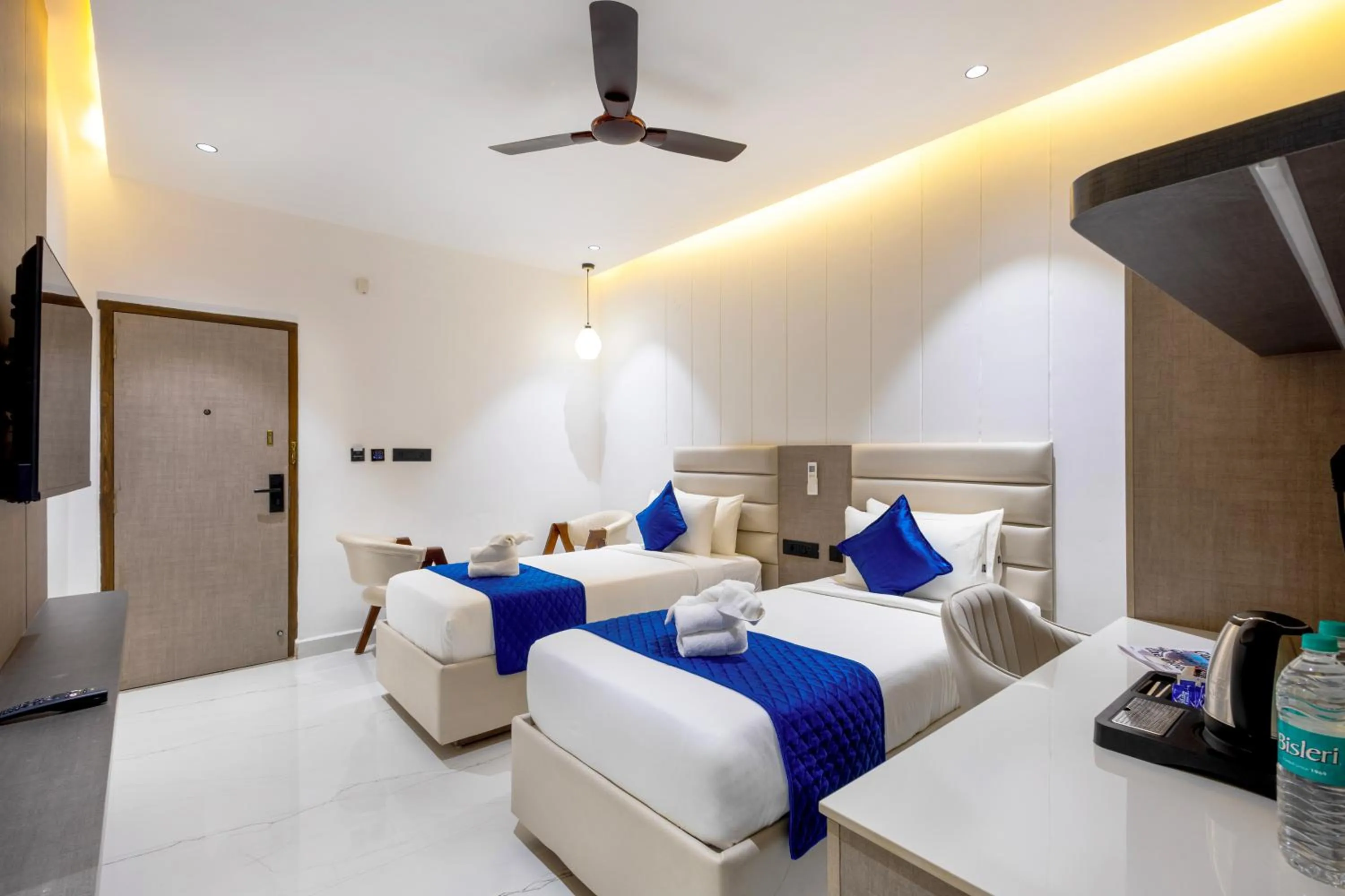 Photo of the whole room, Bed in ECKO La Maniere Business Hotels