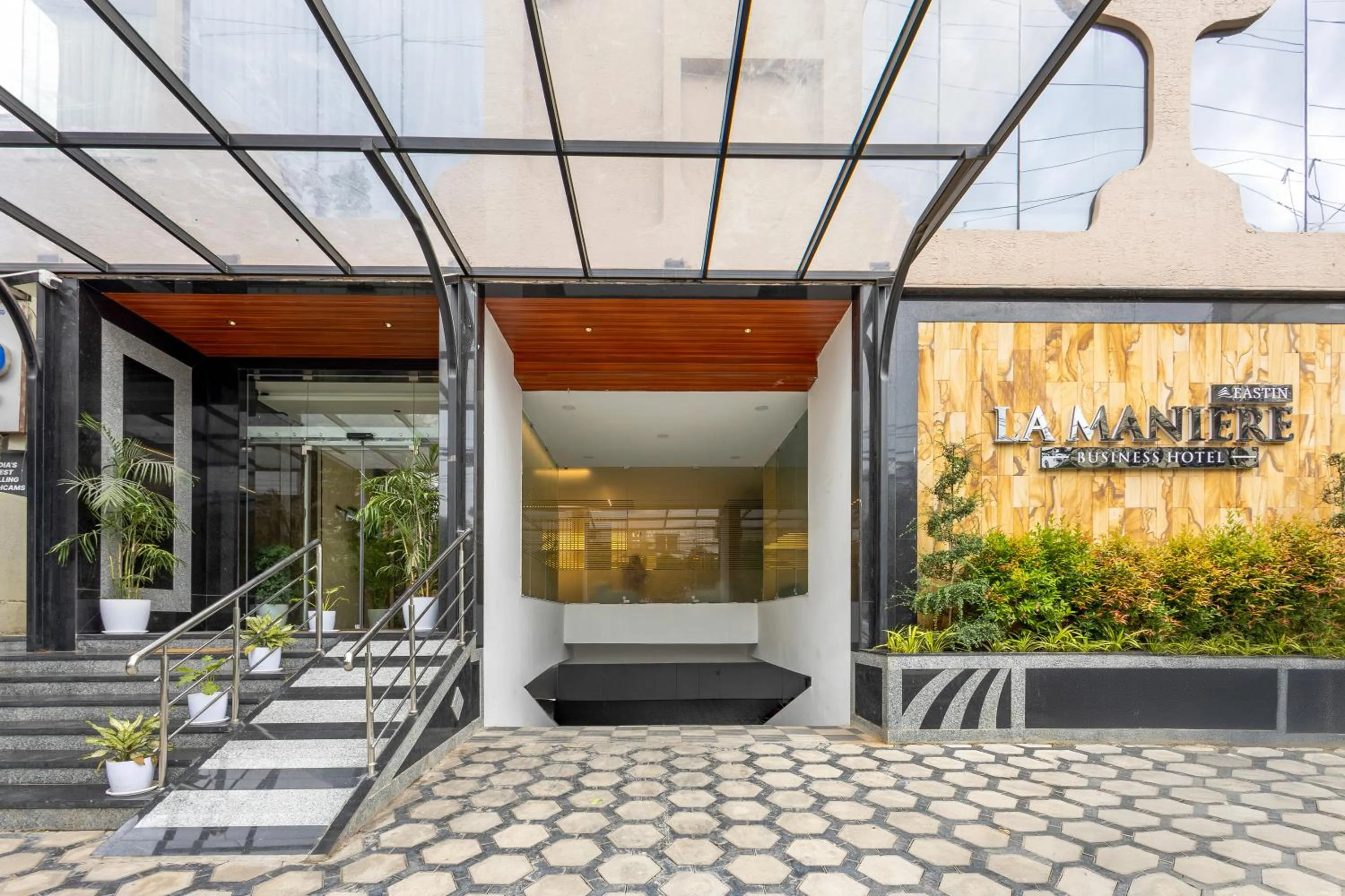 Facade/entrance in ECKO La Maniere Business Hotels