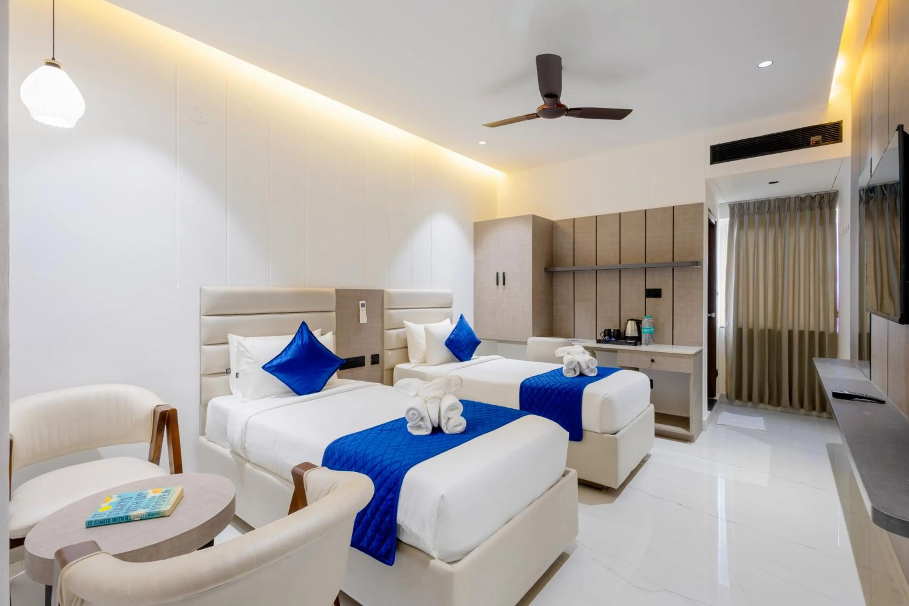 Photo of the whole room, Bed in ECKO La Maniere Business Hotels