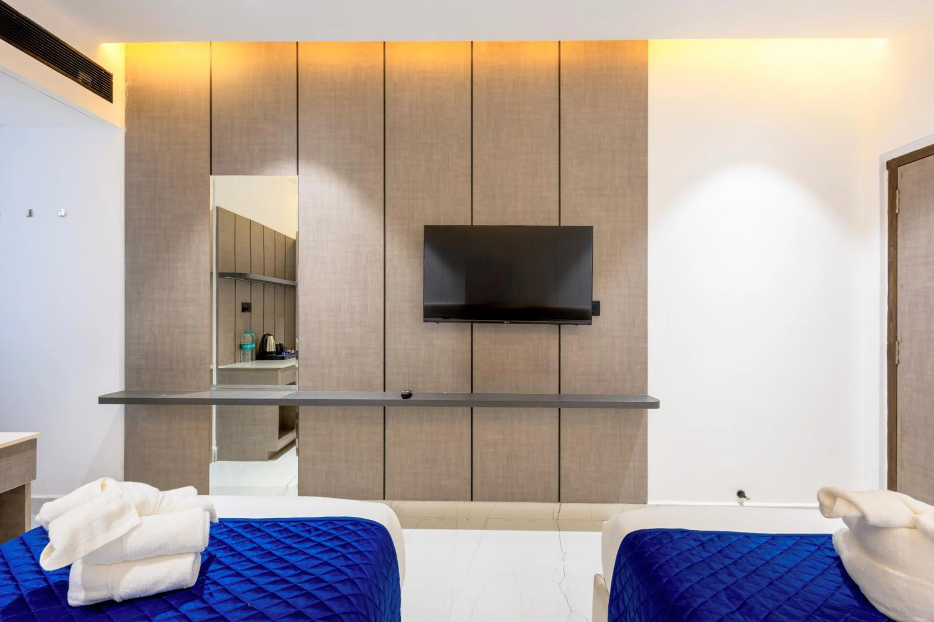 TV and multimedia, Bed in ECKO La Maniere Business Hotels