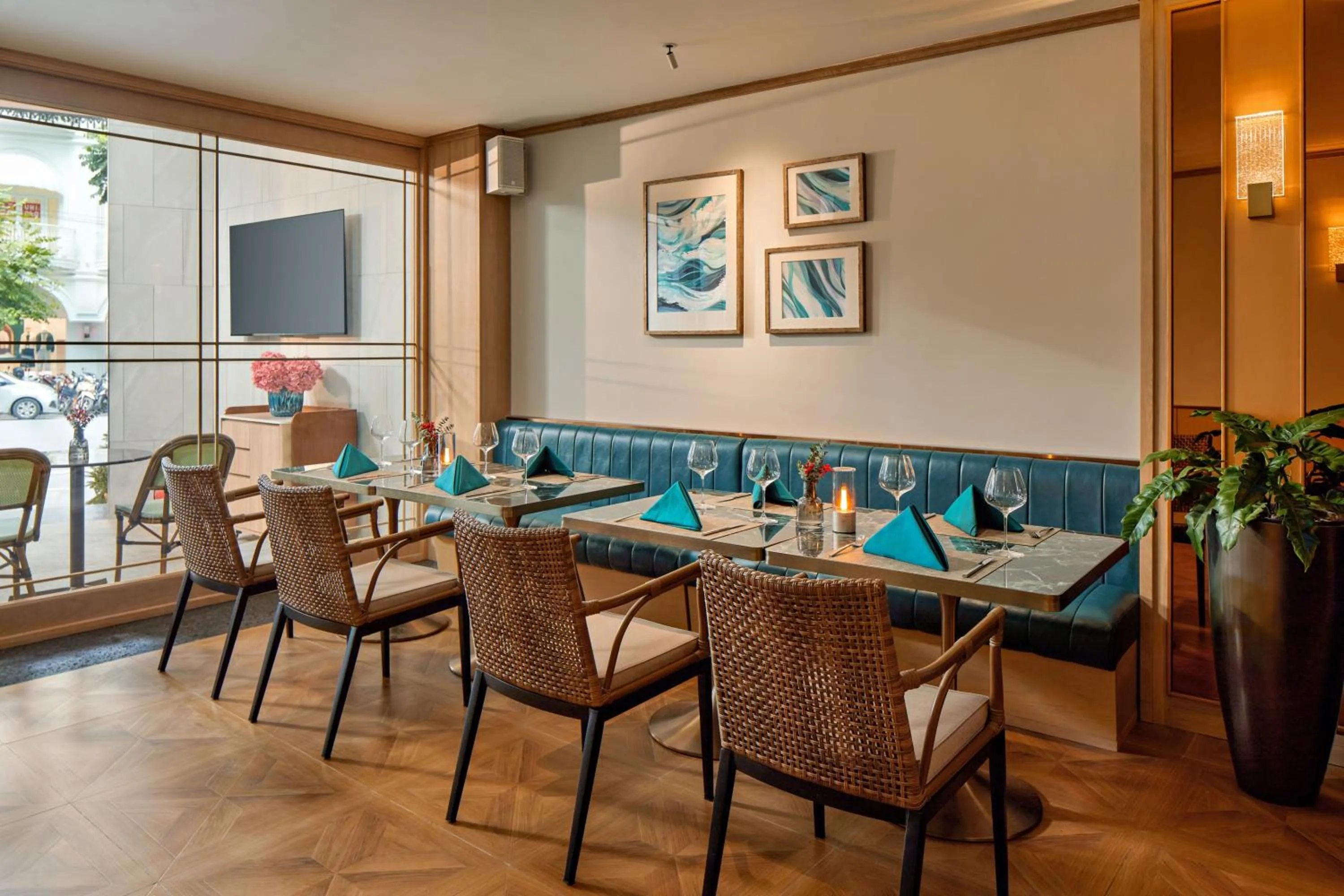 Restaurant/places to eat in La Siesta Premium Lakeside