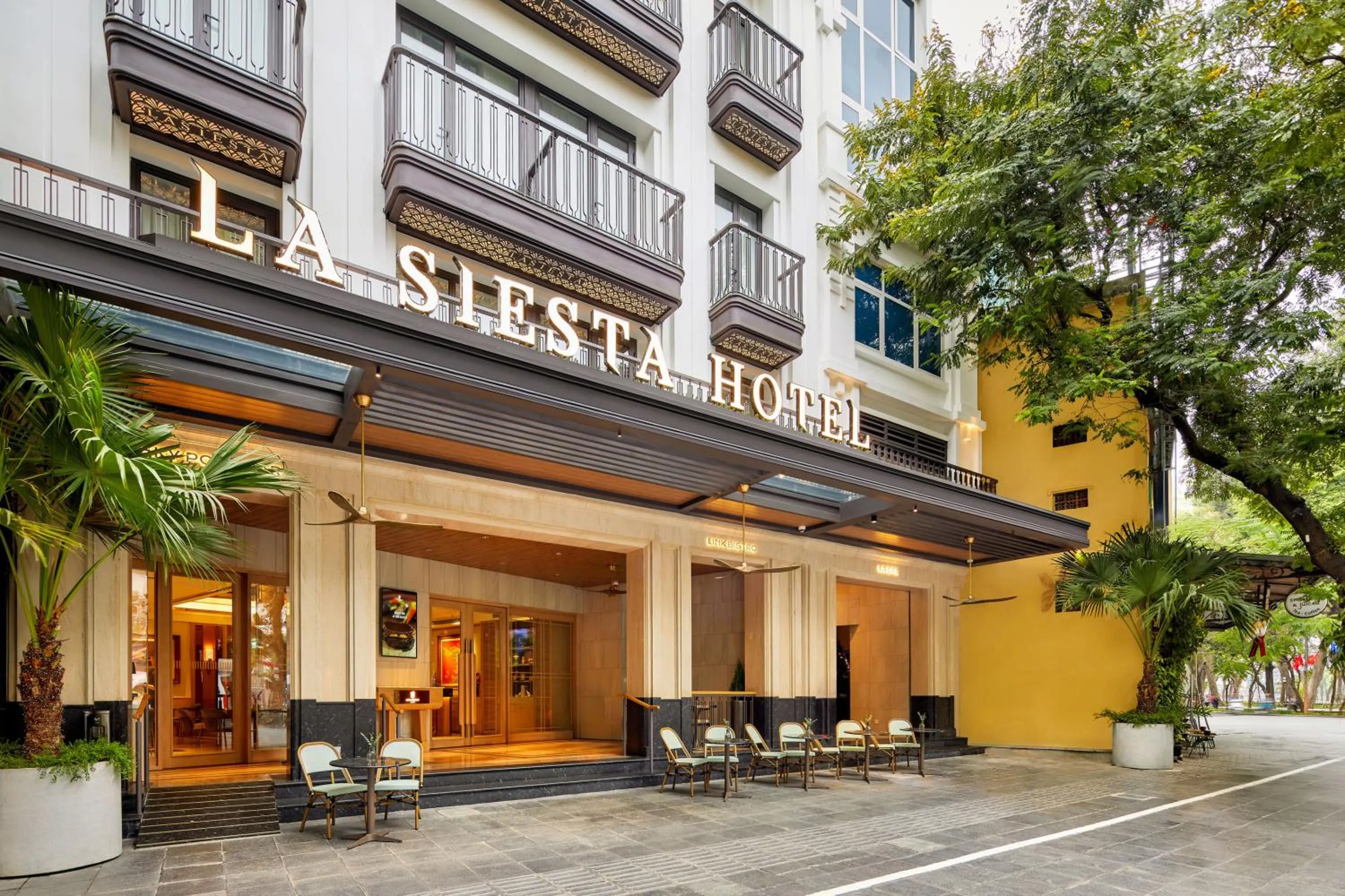 Facade/entrance in La Siesta Premium Lakeside