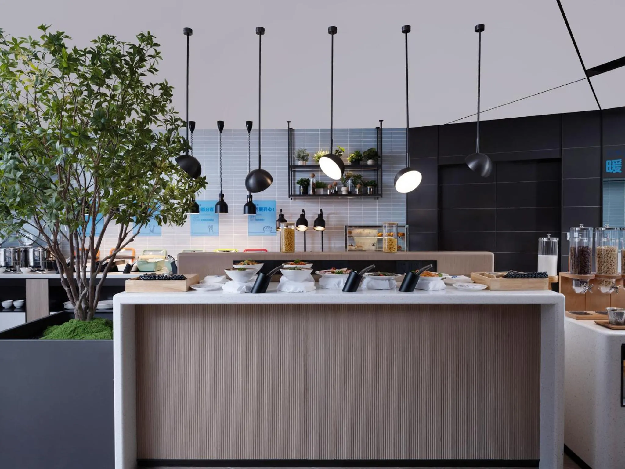 Restaurant/places to eat in Holiday Inn Express Shanghai on The Bund by IHG