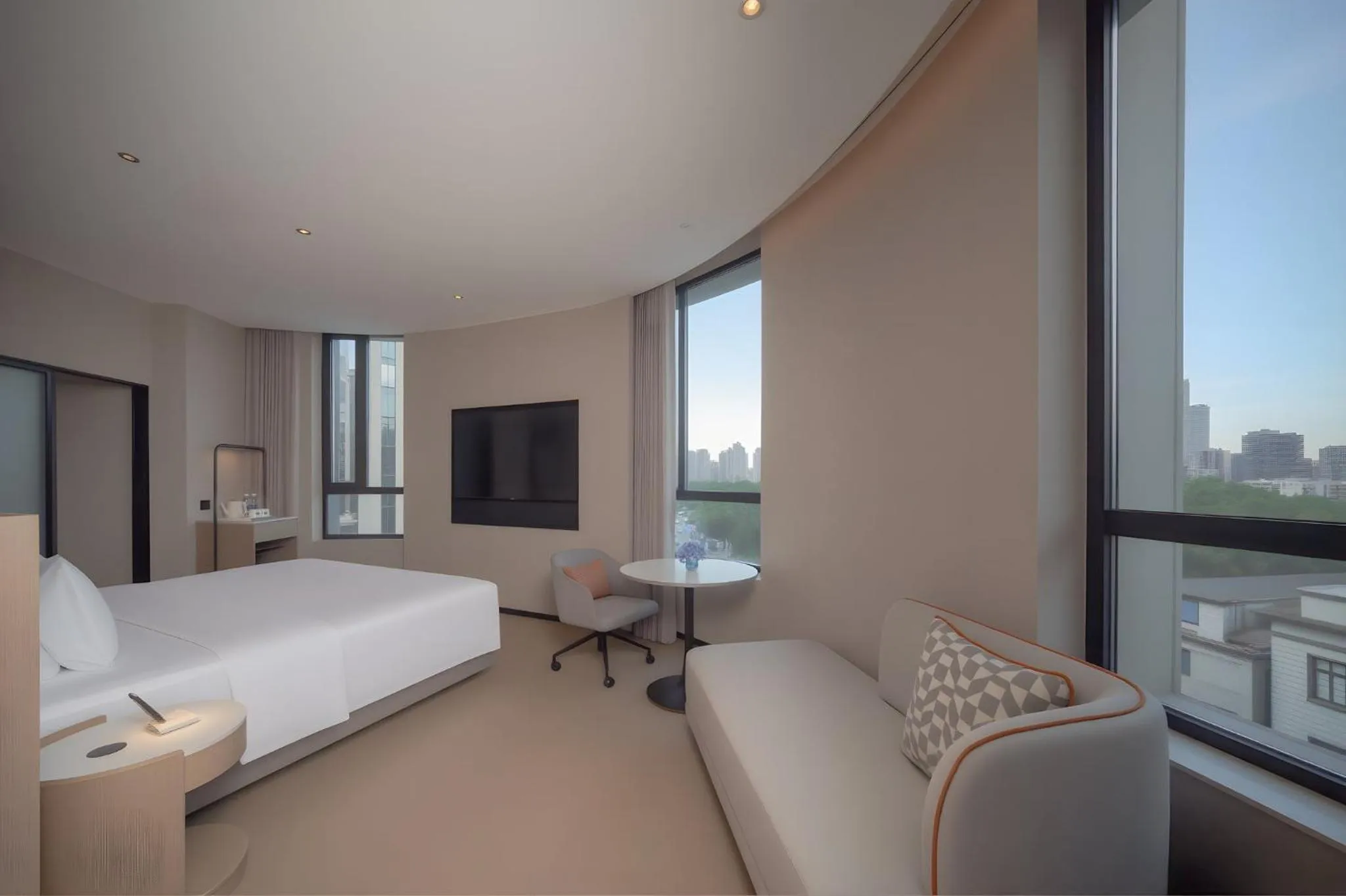Photo of the whole room, Bed in Holiday Inn Express Shanghai on The Bund by IHG
