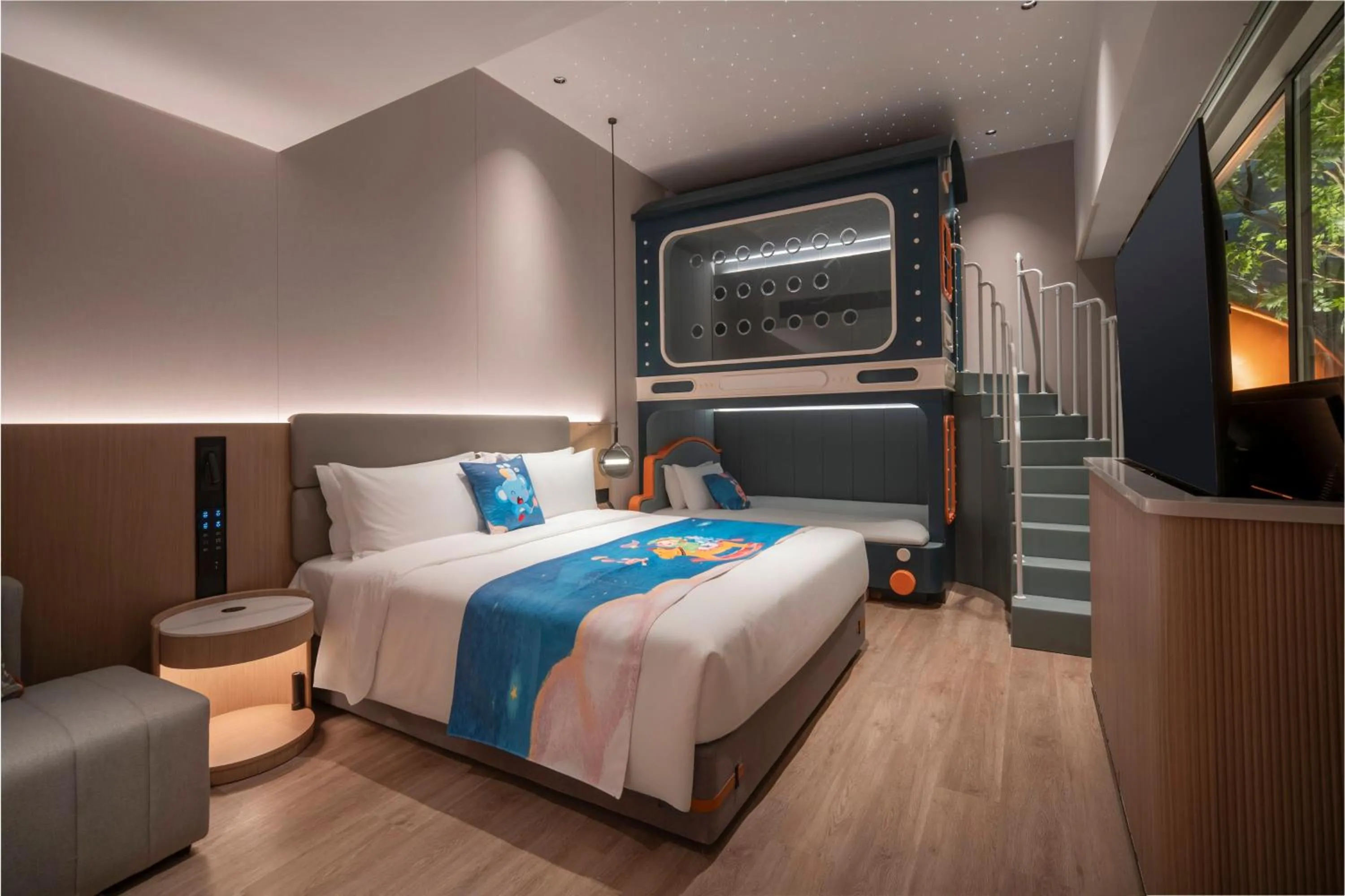 Photo of the whole room, Bed in Holiday Inn Express Shanghai on The Bund by IHG