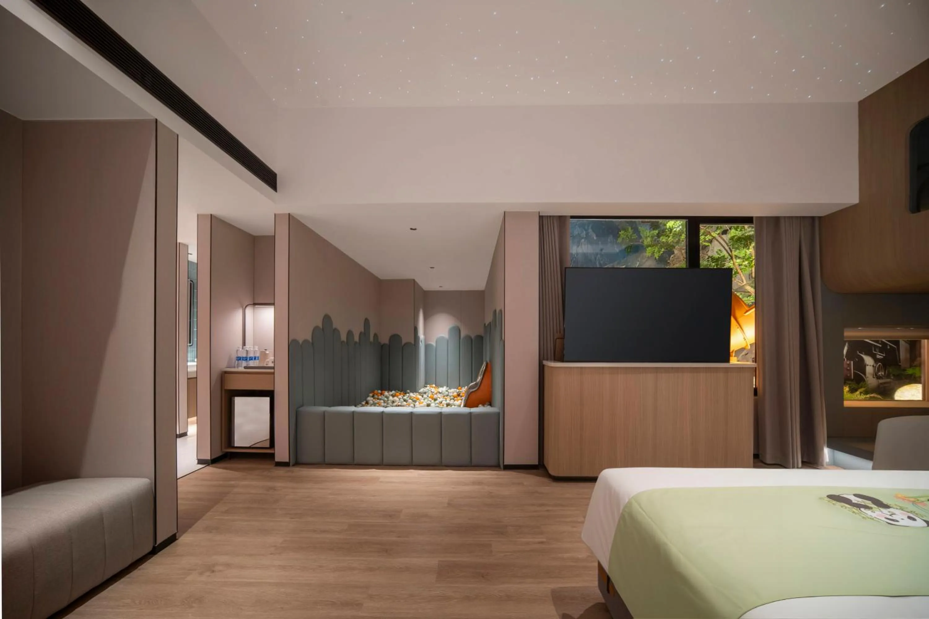 Photo of the whole room, Bed in Holiday Inn Express Shanghai on The Bund by IHG